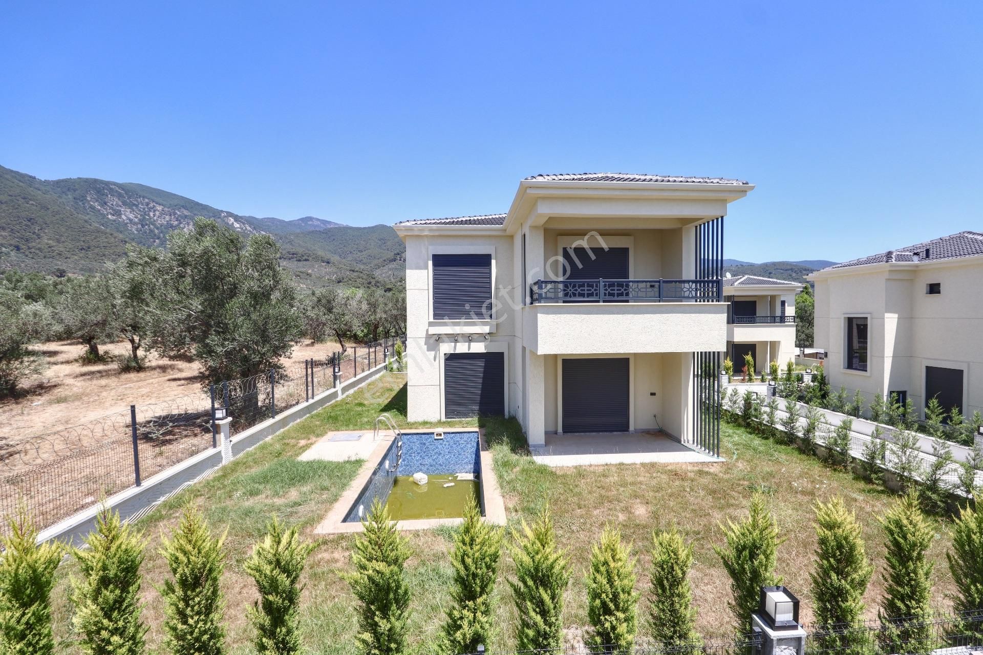 Güre'de Geniş Bahçe Alanı İçerisinde Satılık Özel Havuzlu Villa