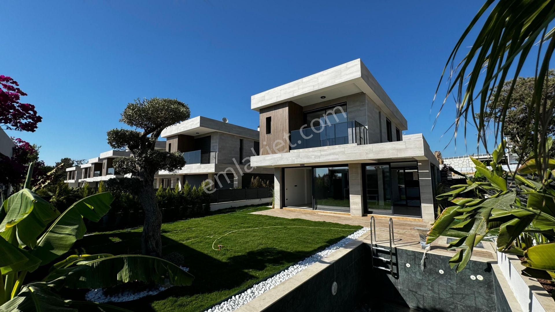 Müstakil Köşe Konum,özel Havuz,köşe Konum,oto Garaj,geniş Bahçeli 5+1 Villa