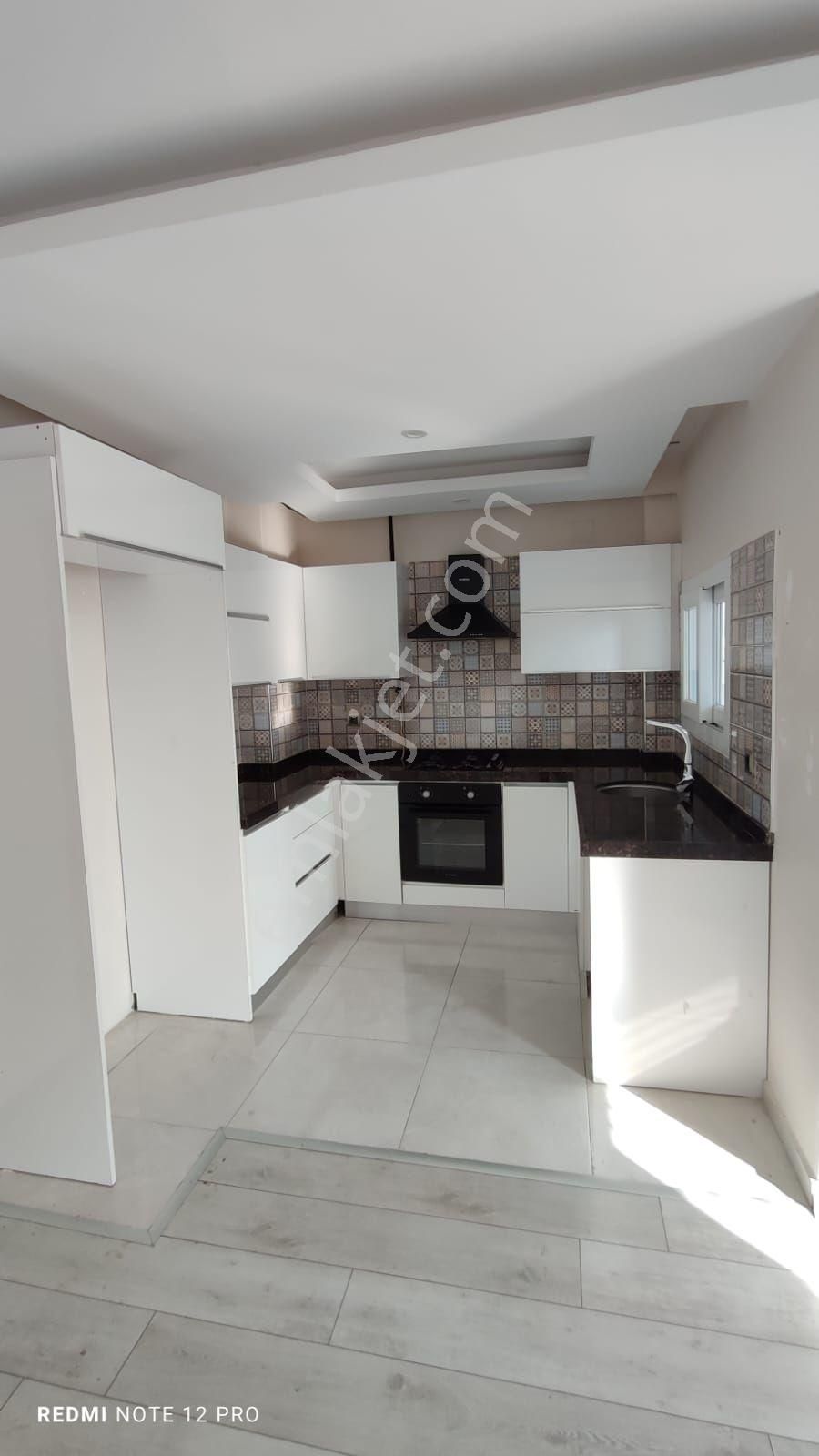Çarkıparede 3+1 Doğalgazlı Caddeye Okula Yakın Havuzlu Sitede Kiralık Daire