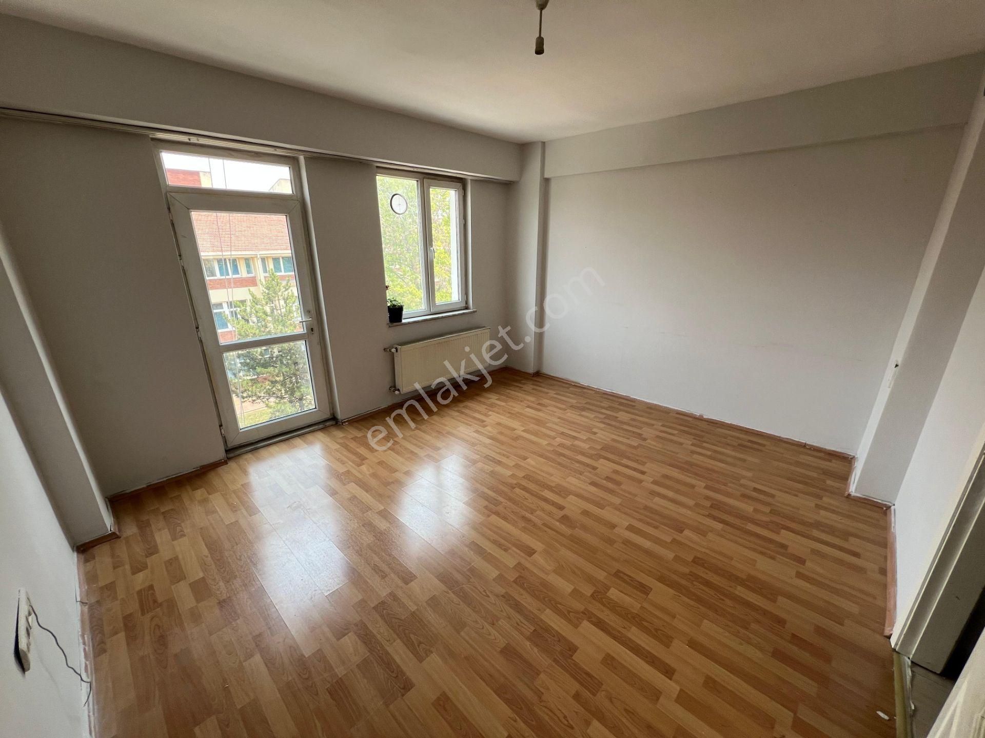 Akademi'den Eczacılık Yakını Çift Cephe Geniş Kiralık 1+1