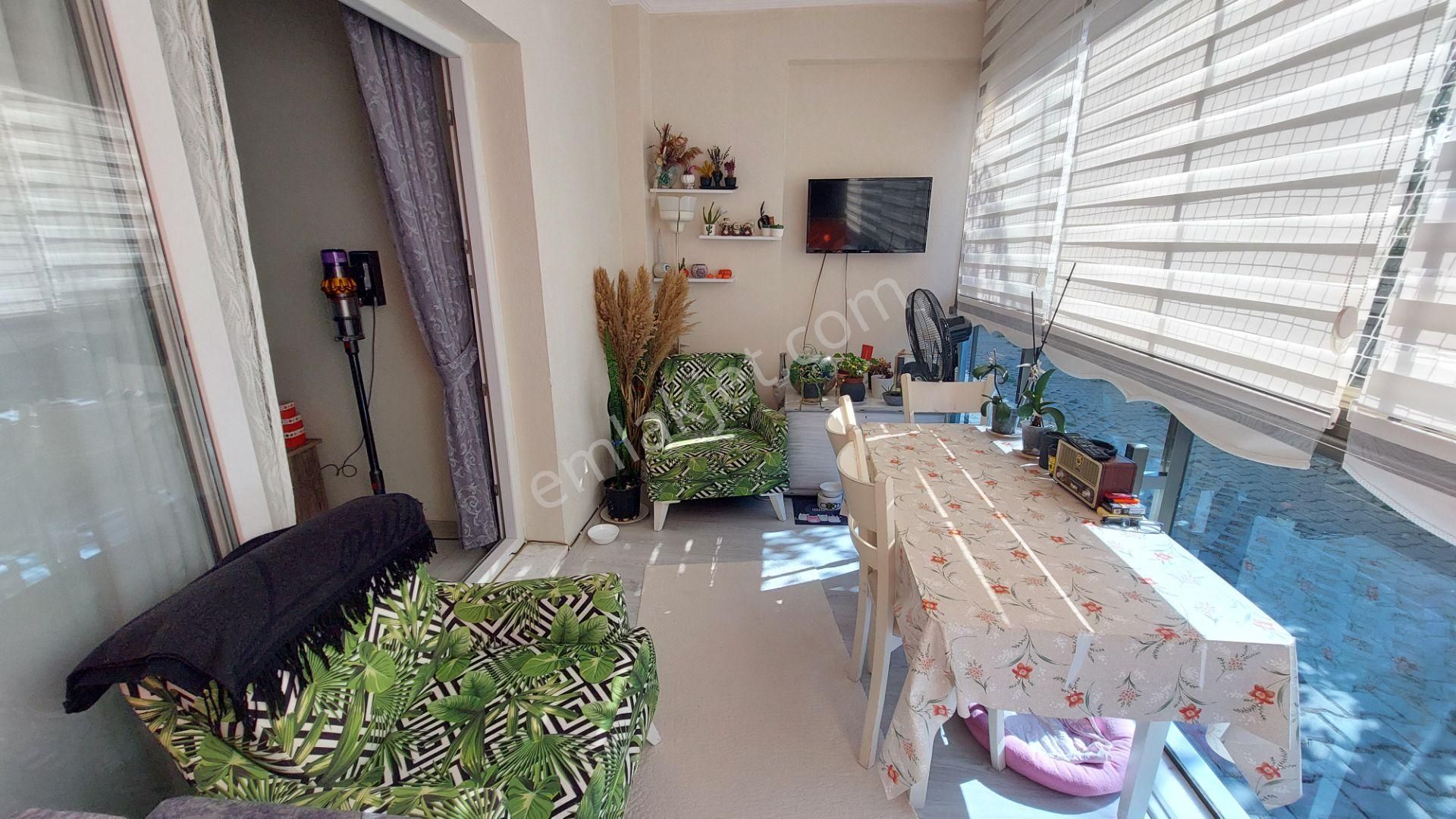 Kuşadası'nda Havuzlu, Güvenlikli St 1+1 Satılık Daire
