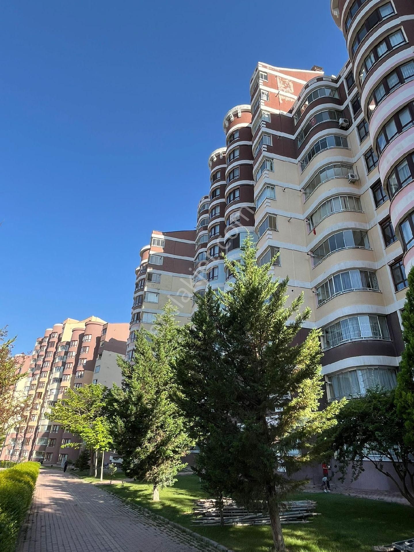 Beyhekim Azra Konutlarında 4+1 200 M2 Çok Geniş Satılık Daire !