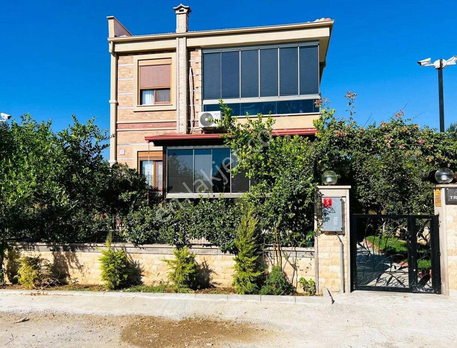 ▀▀jet Emlak'tan Güre'de Şık Tasarımlı Dağ Manzaralı 3+1 Villa