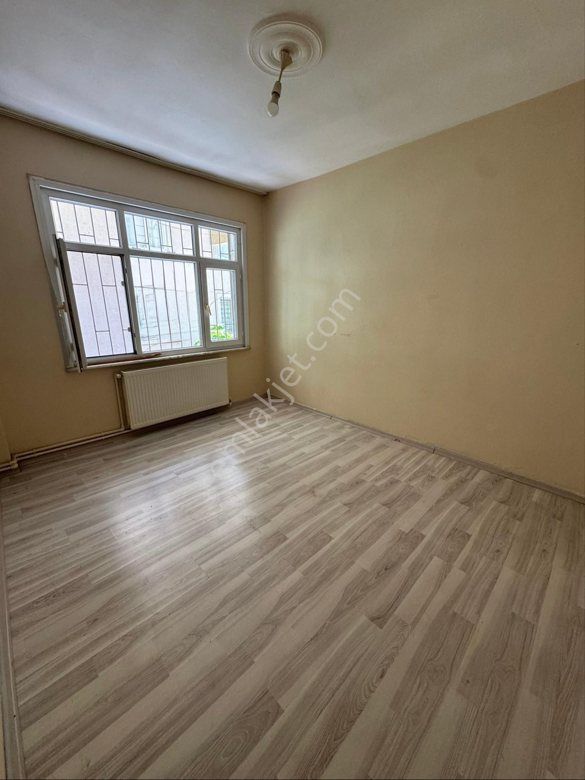 Sefaköy İnönü Mahallesi Satılık 2 + 1 Birinci Kat Krediye Uygun