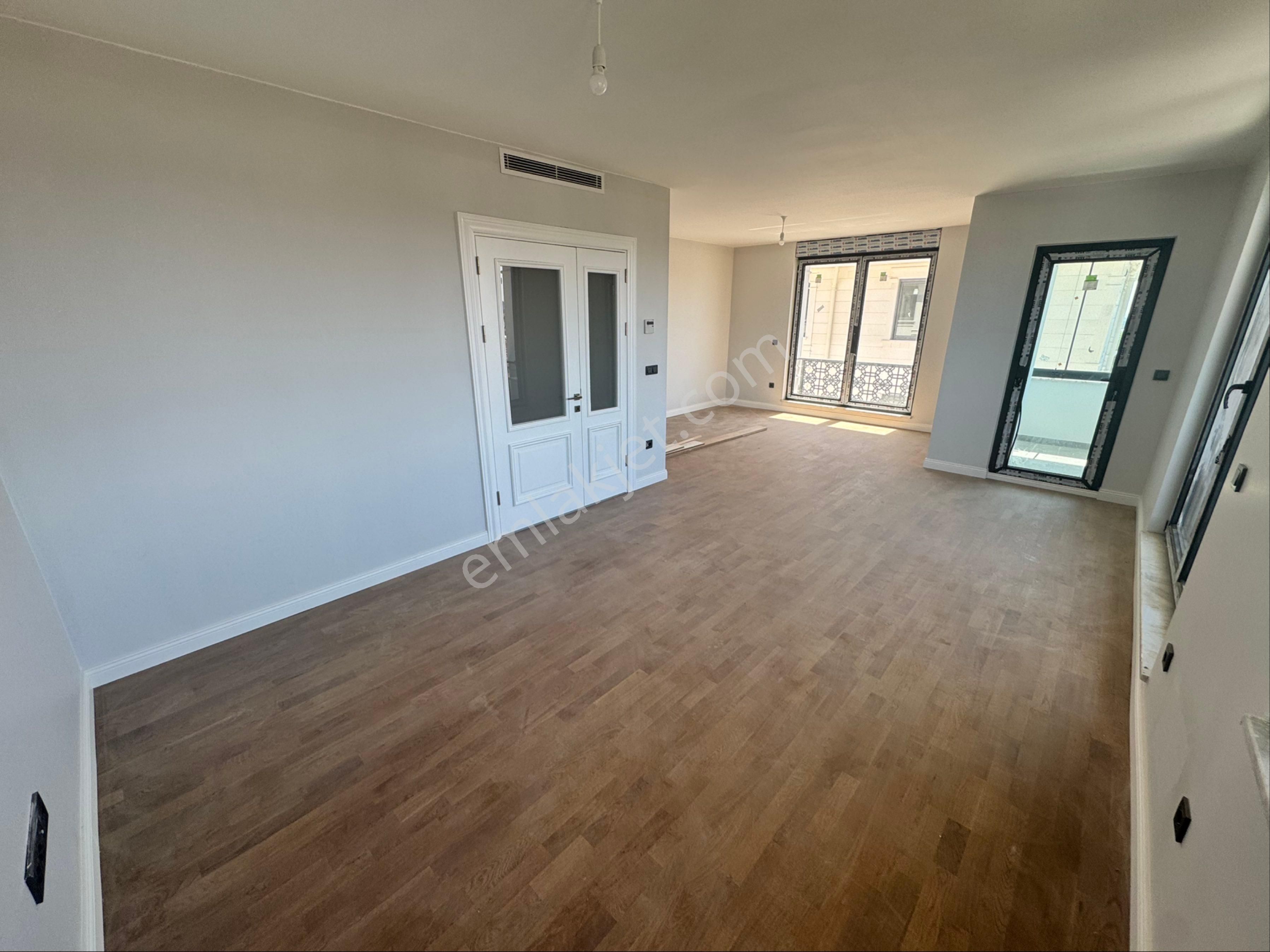 Site İçinde Yüksek Çatılı 6+1 Lüks Dubleks 300 M² Net Daire