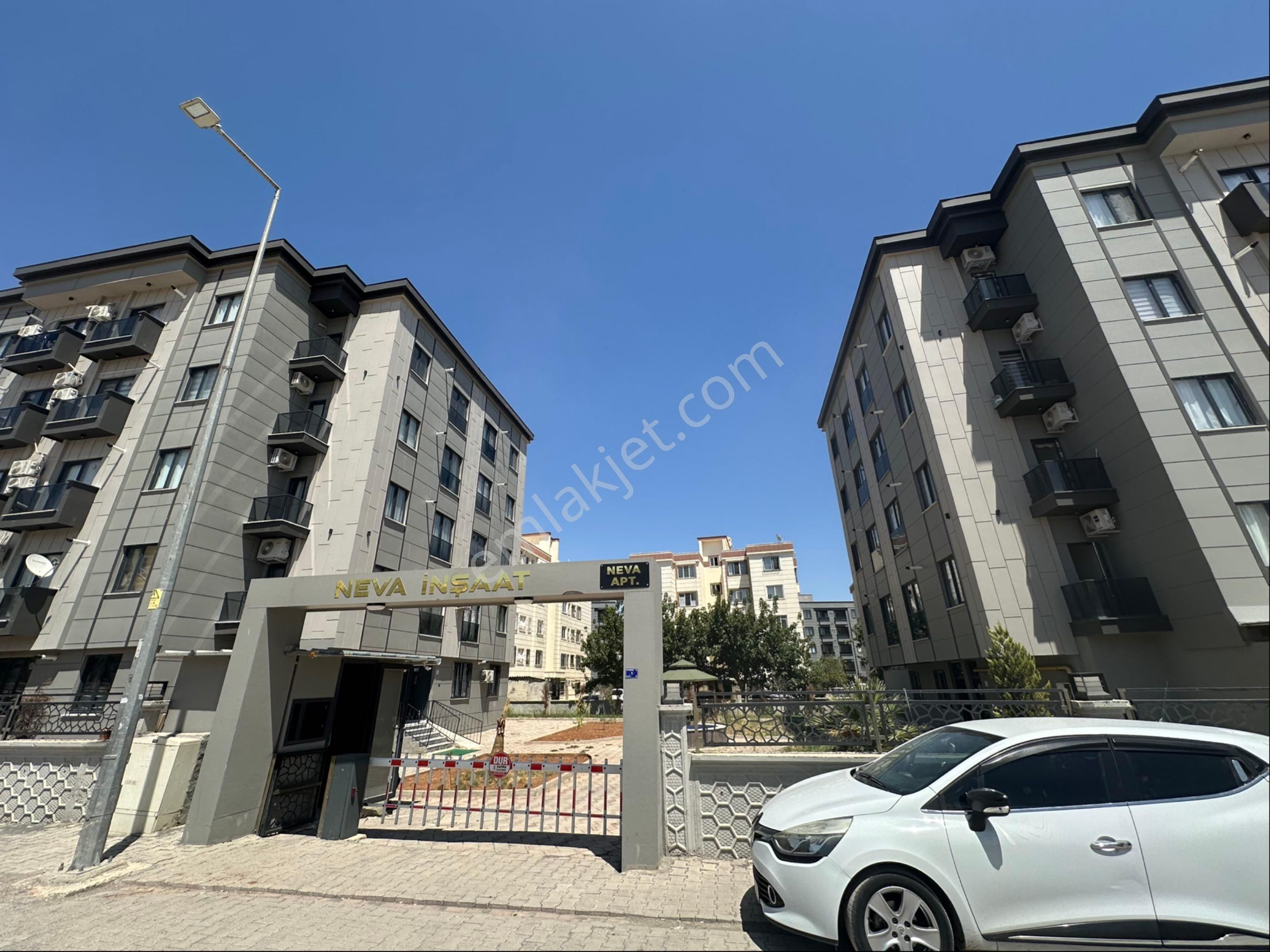 Acilll Satılık Full Eşyalı Daire Çözüm Emlak’ta