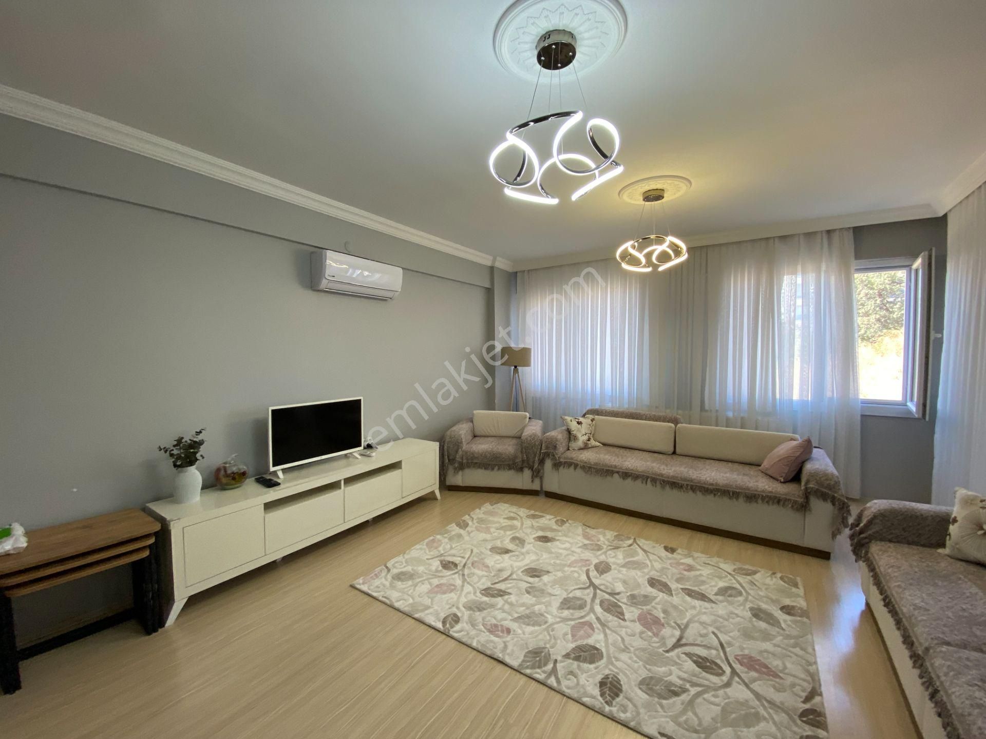 Çiğli 'de Site İçinde Ebevyn Banyolu Kiracısız Satılık 3+1 Daire