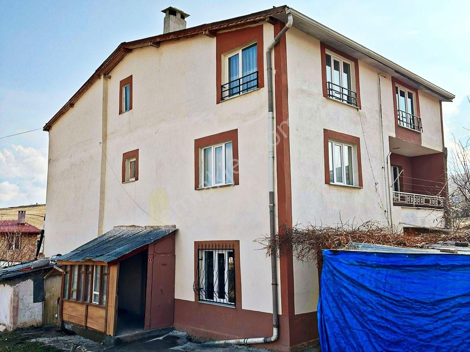 Karahan Emlak'tan Satılık 3 Katlı Müstakil Bahçeli Ev*karşıyaka'da