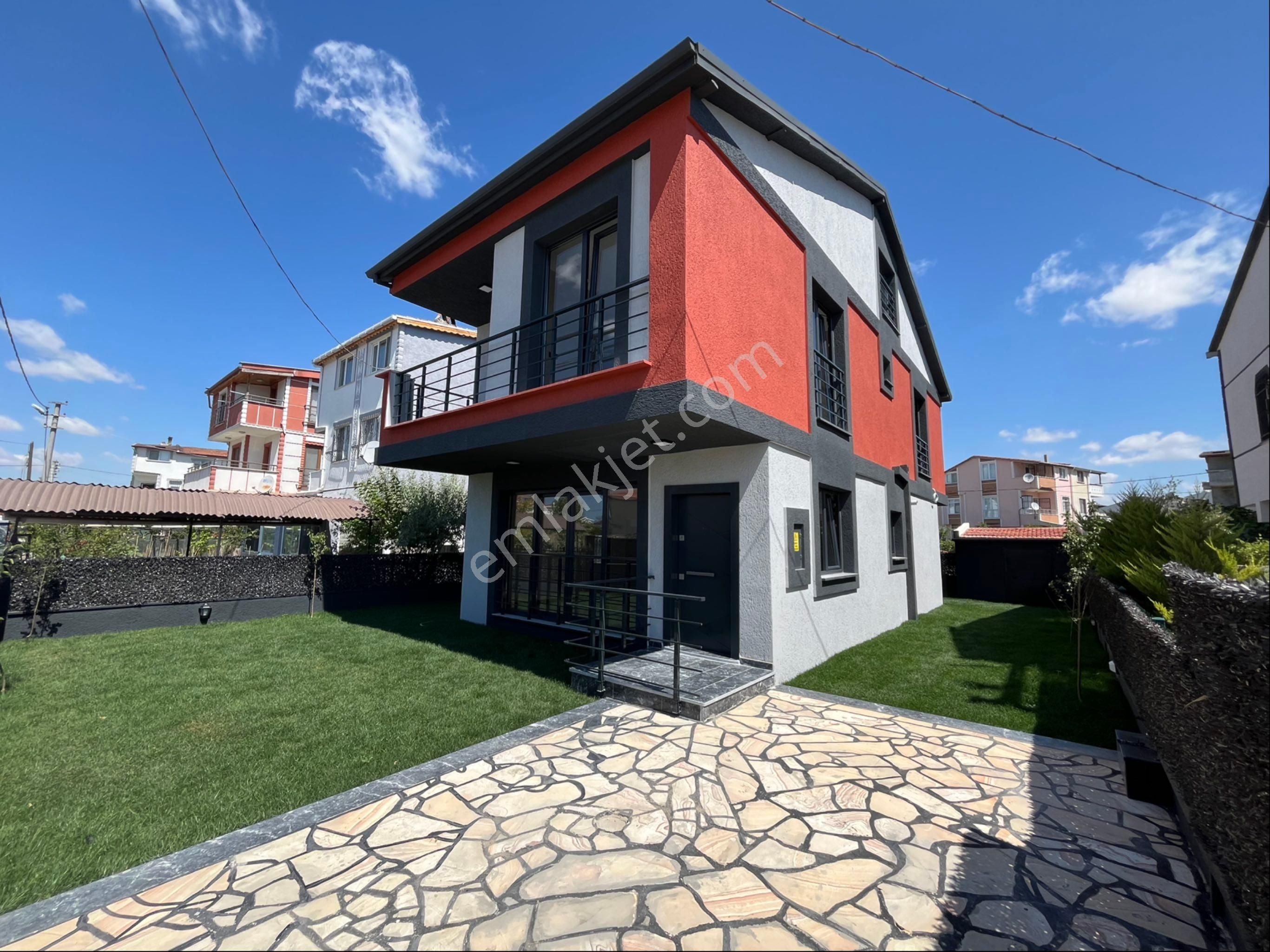 Ata Gayrimenkul'den 2,5 Katlı 350 M2 Arsa Donanımlı Lüks Villa