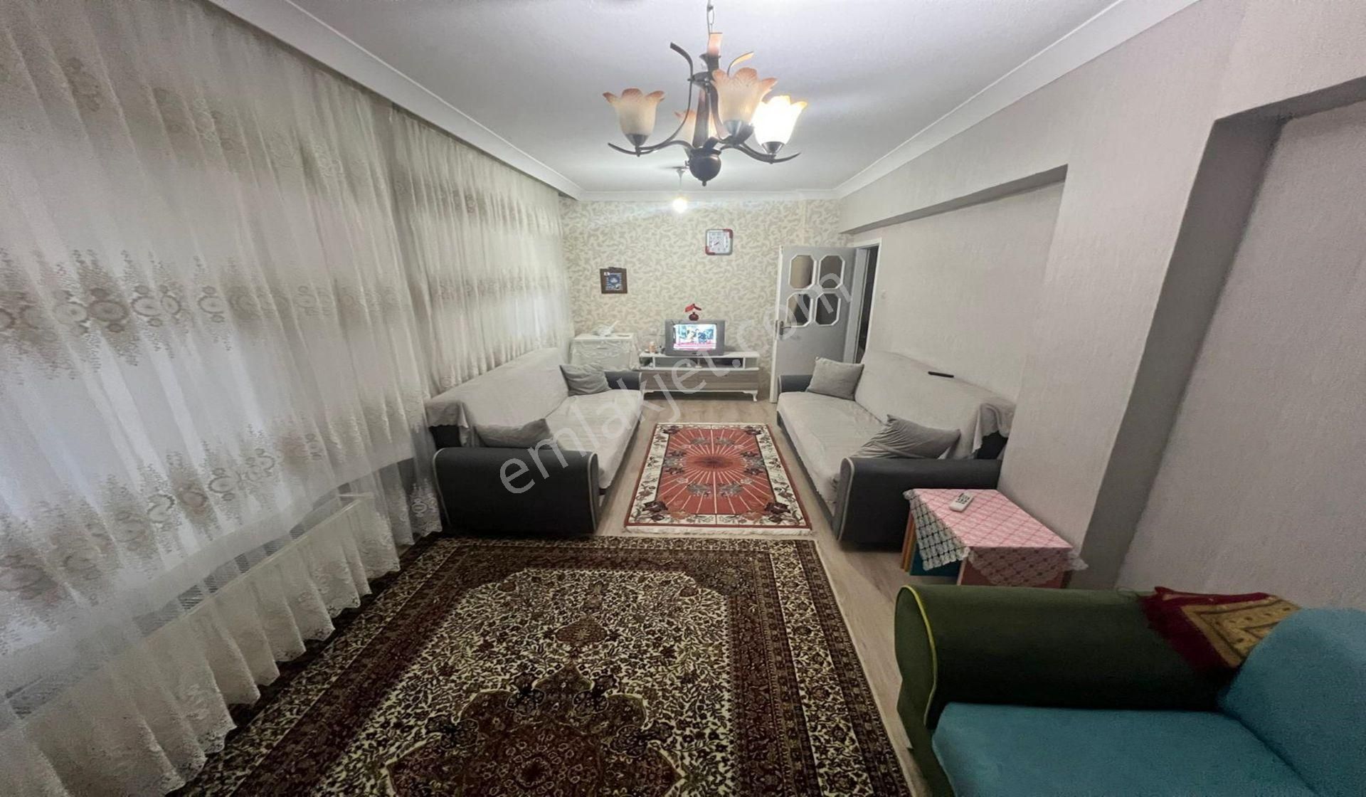 Bademlik Caddede Necip Fazıl Okulu Yakını Kendine Ait Bahçeli 2+1