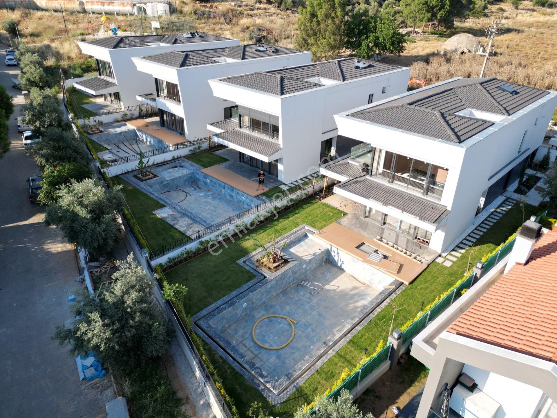 Butik Bir Sıte Icerisinde-özel Havuz-otopark-bahçe-merkezi-ultra Lüx-450 M2-tamamı Müstakil