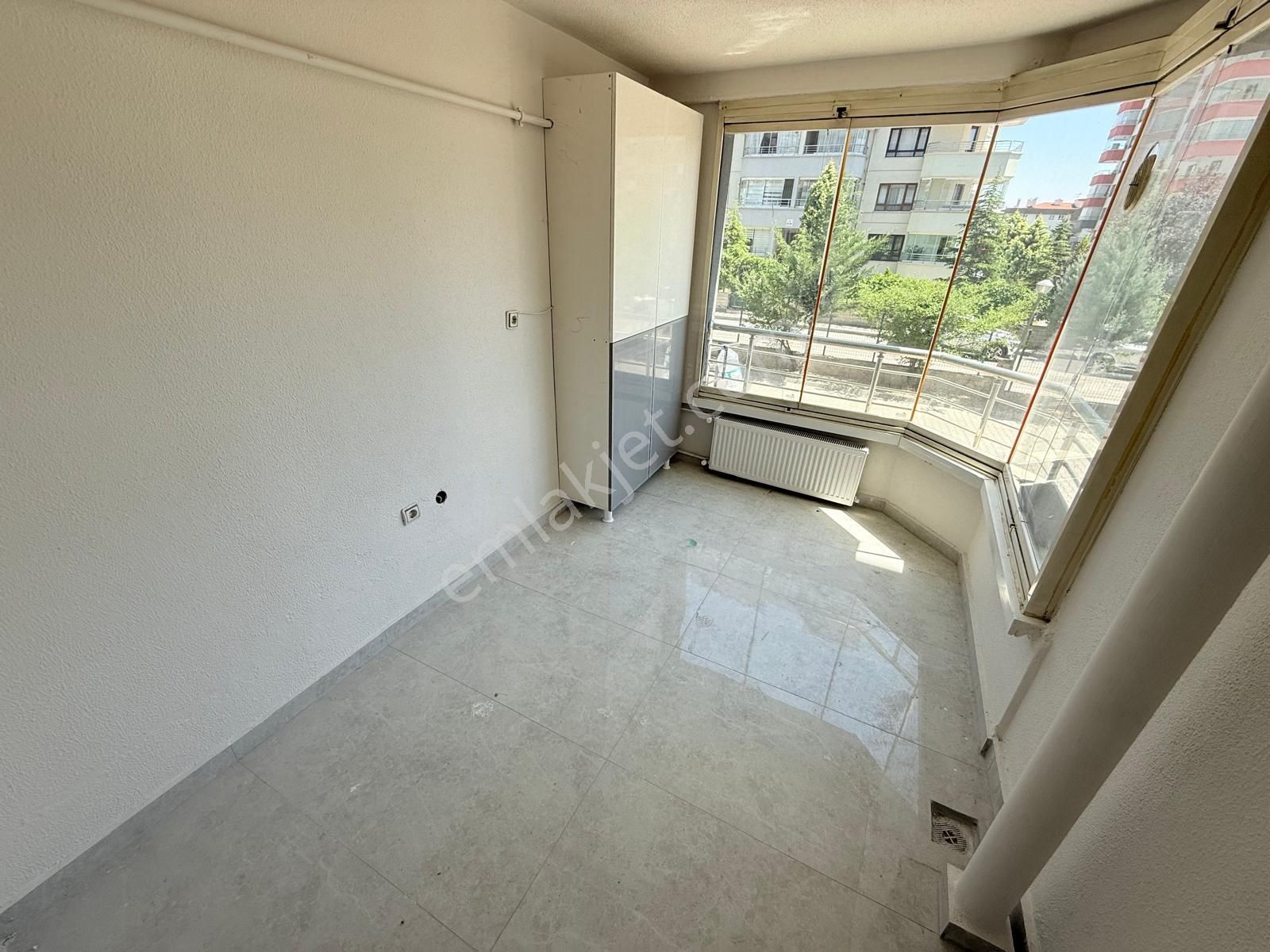 Etimesgut Eryaman Mahallesinde Acill Satılık 3+1 155 M2 Net Kullanışlı Sitede Daire