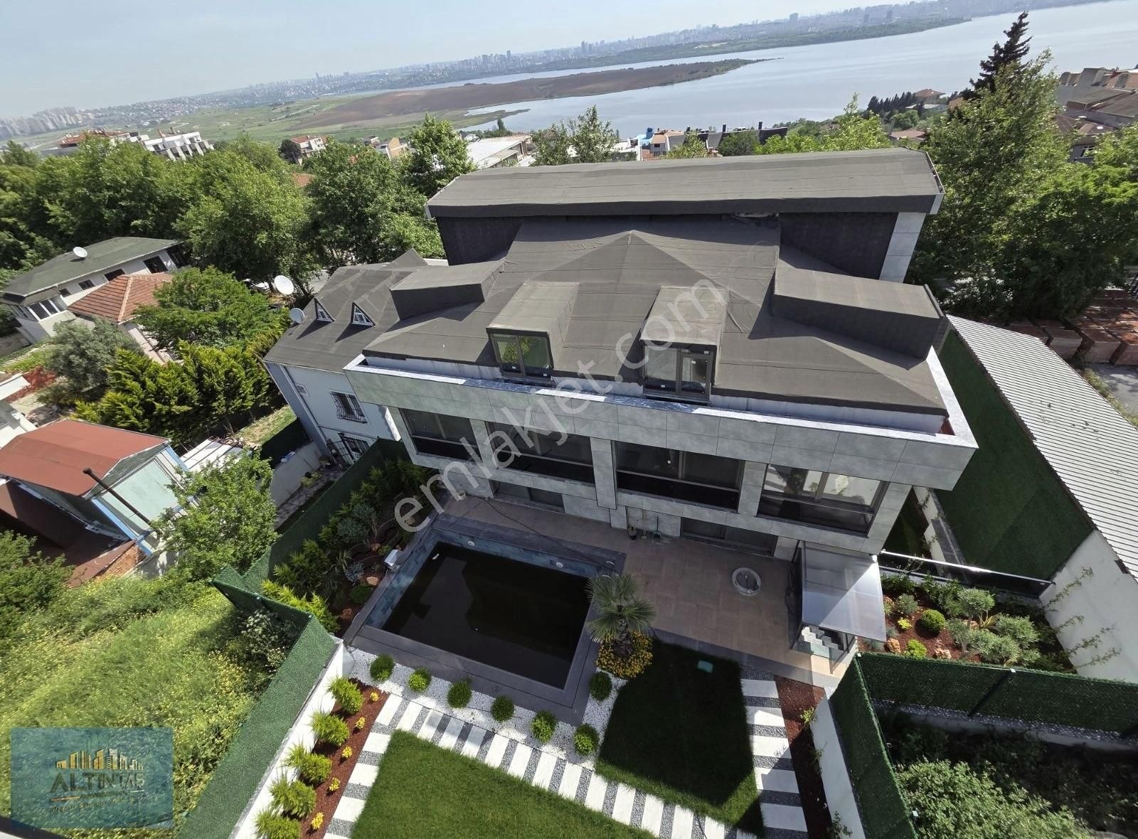 İstanbul Firuzköy'de 488 M2 Havuzlu Lüks Villa