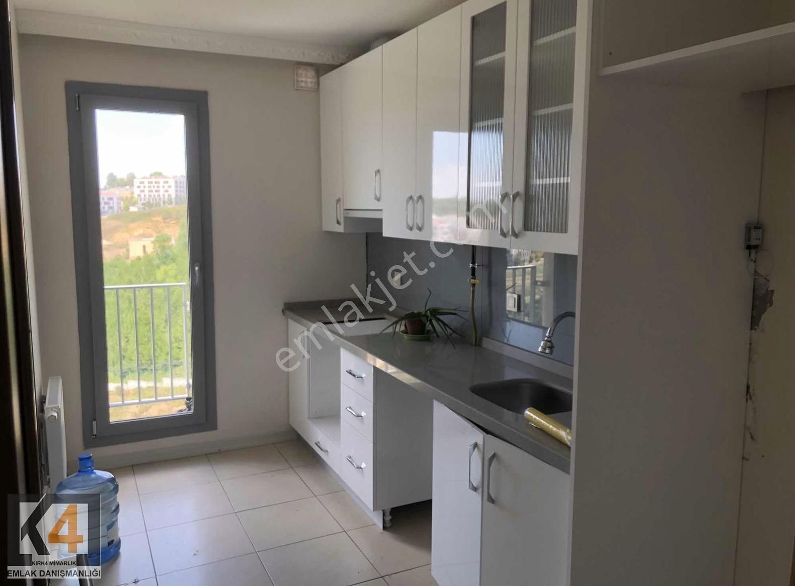 Kayaşehir 24. Bölge 2+1 Kiralık 82 M2 K.mutfak Dairenin Önü Açık