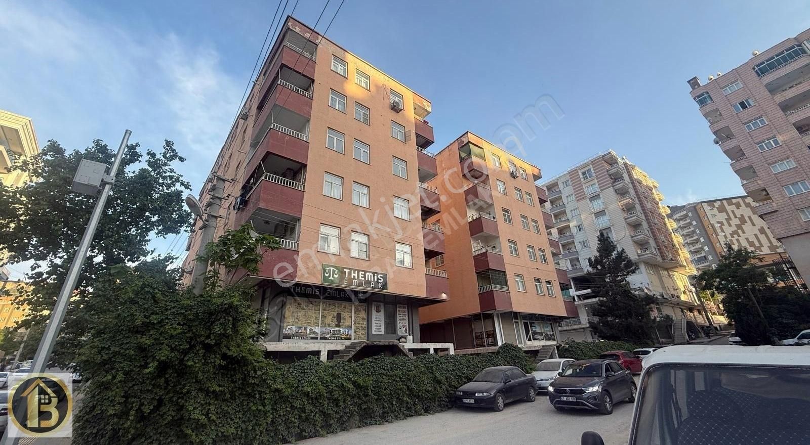 Merkezde Satılık Yenilenmiş 4+1 Daire İsbay Emlak'ta