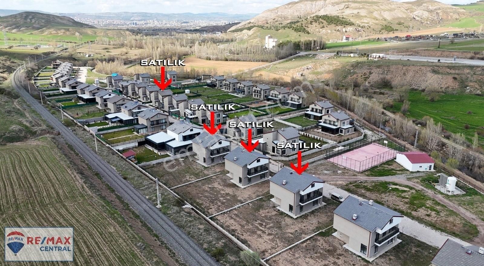 Remax Central'dan Taşlıdere Villaları'nda 4+1 Kiralık Villa