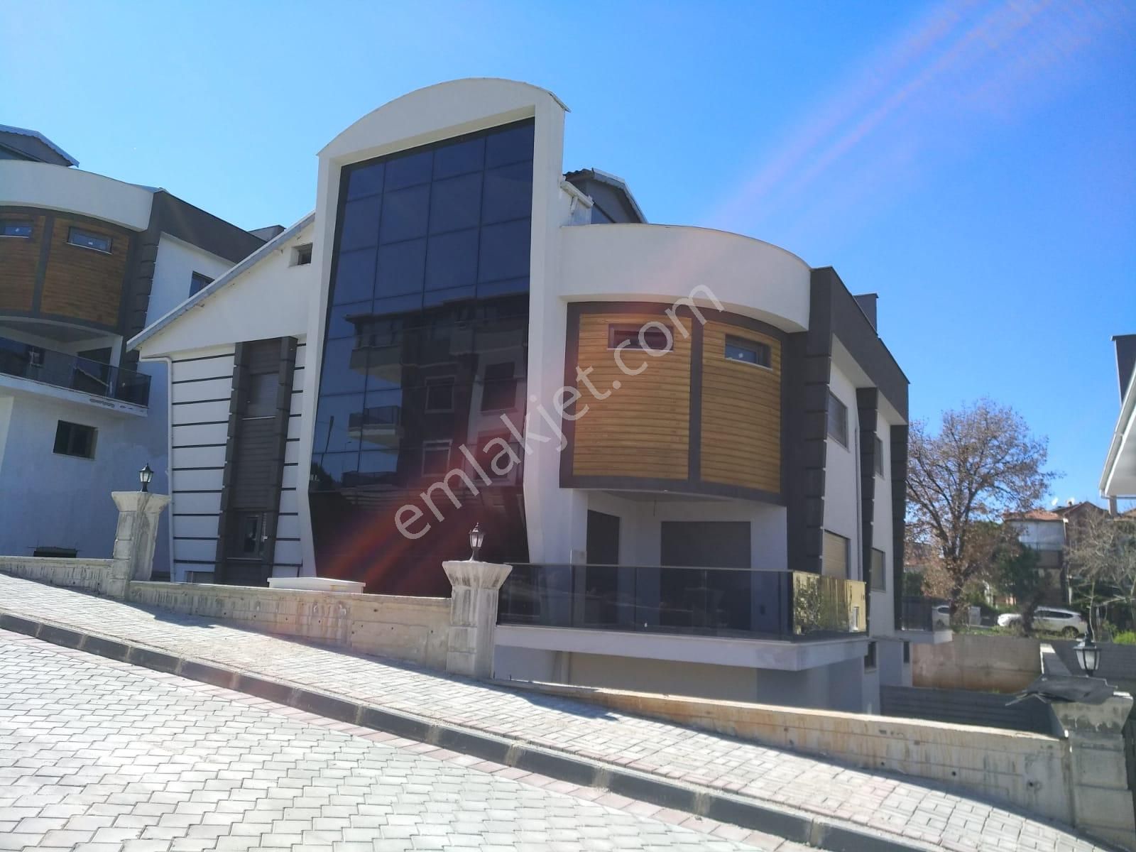 Kaan Emlaktan Bereketlerde Lüx Kiralık Villa