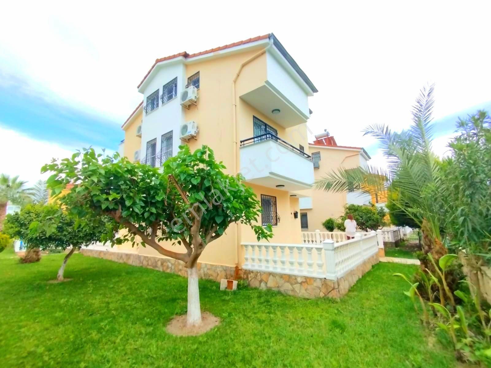 Kuşadasında Plaja Yakın Havuzlu Sitede Ful Eşyalı 5+1 Tek Müstakil Villa