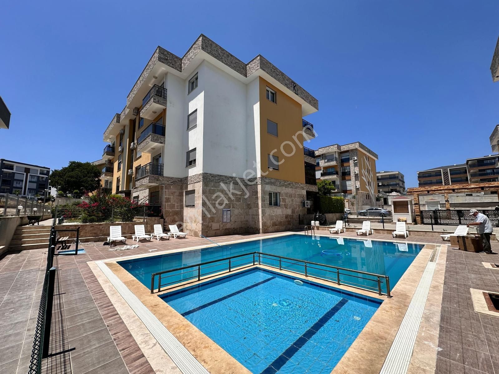 Kuşadası İkiçeşmelik Mah 2+1 Havuzlu Site İçerisinde Satılık Daire