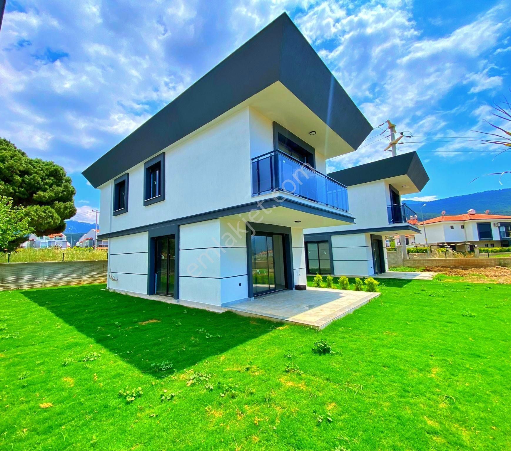 Davutlarda Havuzlu Sitede Tek Müstakil 3+1 Sıfır Villa