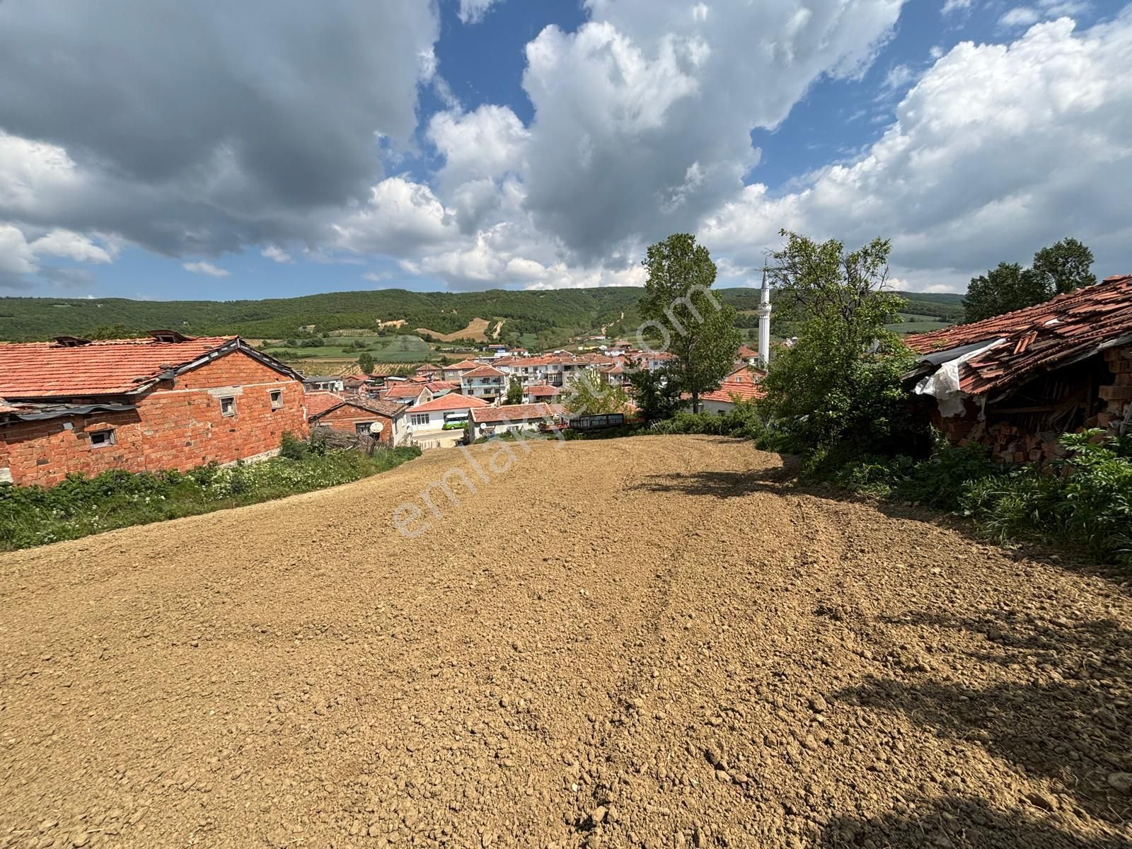 Denize 7 Km Masafede Acil Satılık 800 M2 Tek Tapu İmarlı Arsa