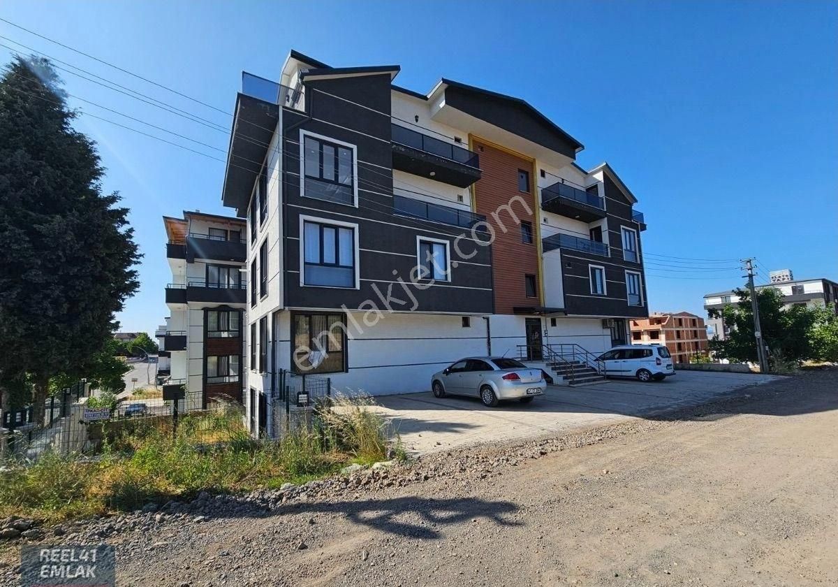 Başiskele Yuvacık Fatih Mahallesinde Satılık Geniş 2+1 Daire