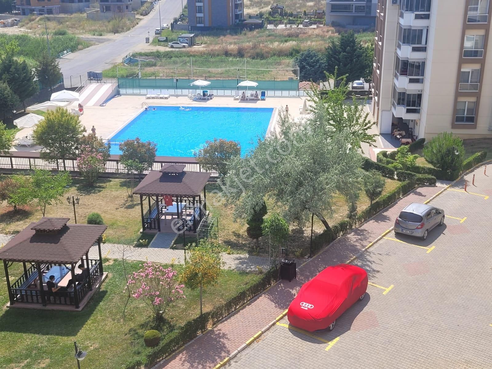 Delux'den Hürriyet'te Okullar Bölgesinde Havuz Manzaralı 3+1