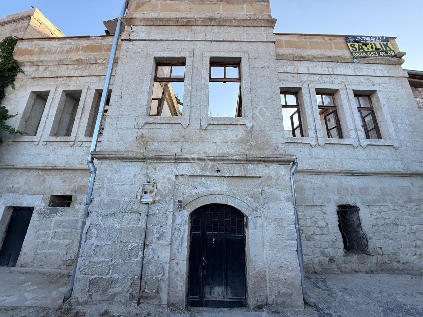 Ürgüp Merkez'de Turizm İşletmeciliğine Uygun Tescilli Yatırımlık Satılık Konak