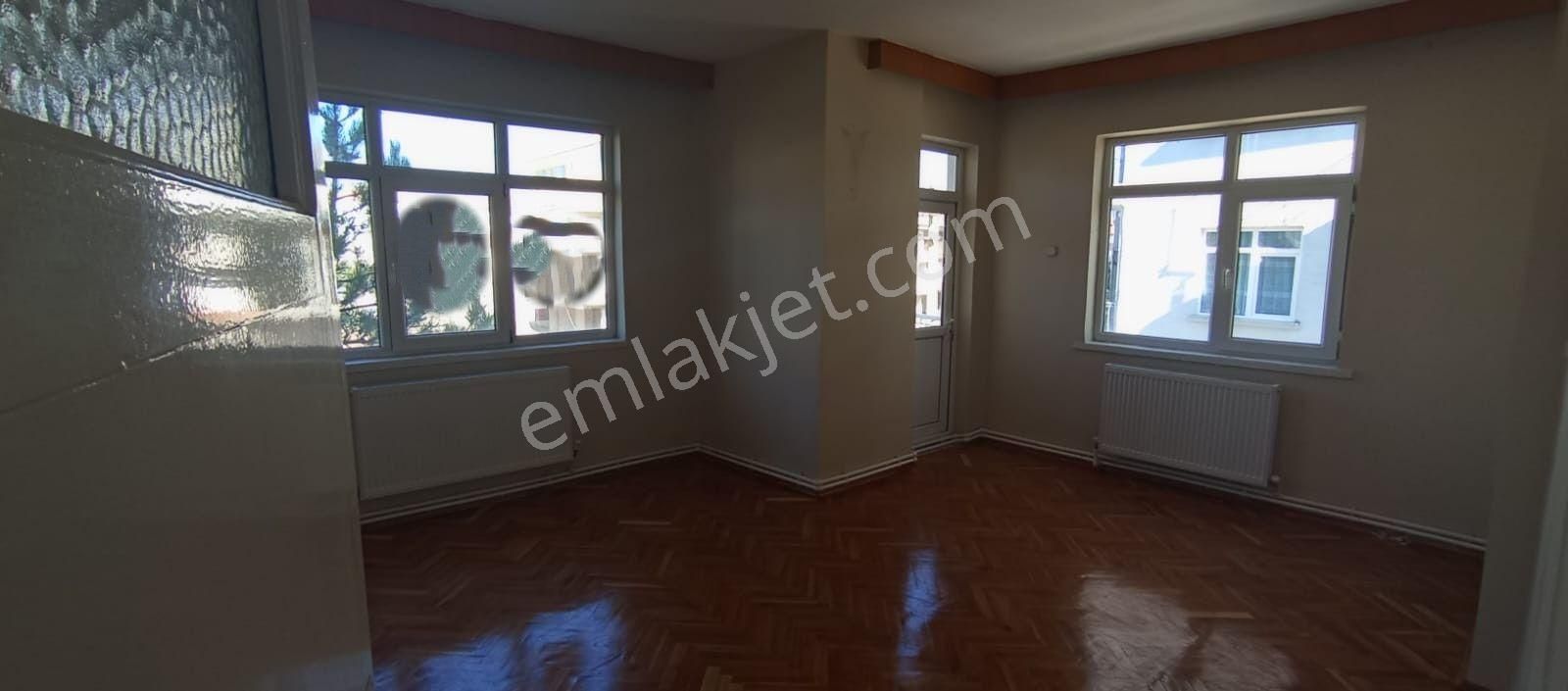 Akçay Emlak'tan Akşehir Mualla Nigar Ortaokulu Civarında Satılık Ara Kat 3+1 Daire