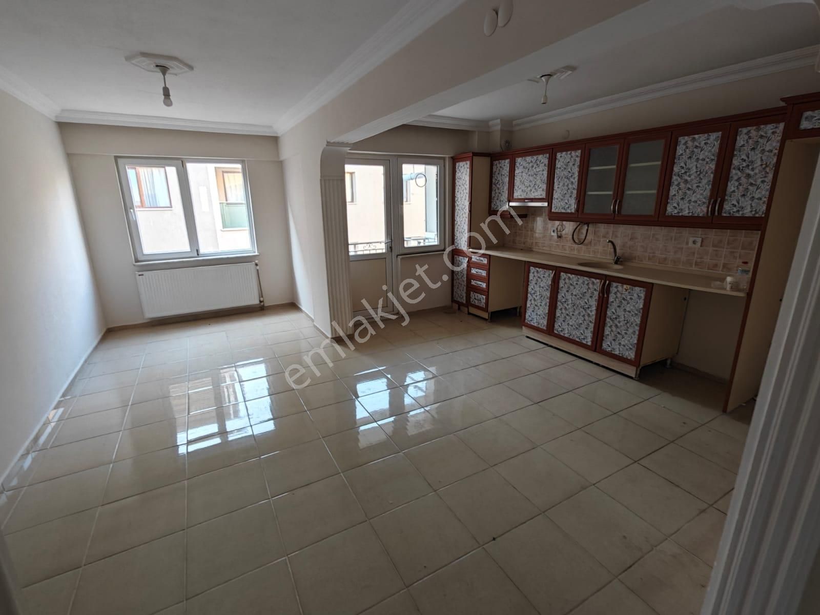 Zeki Emlak'dan Satılık 3+1 Çift Cephe Çift Balkon 135 M2 Daire