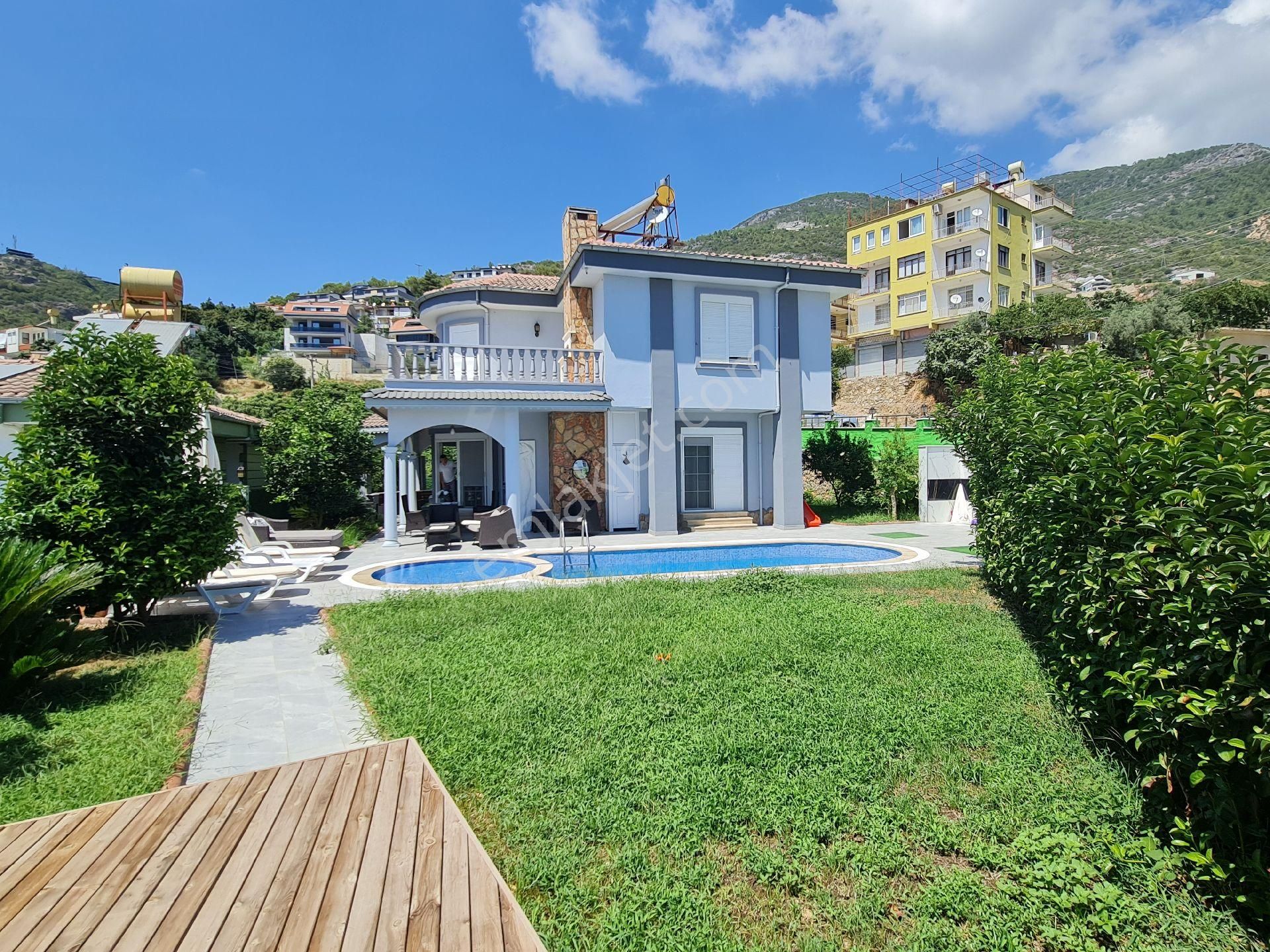 Hasbahçede Vatandaşlığa Uygun Satılık 4+1 Villa