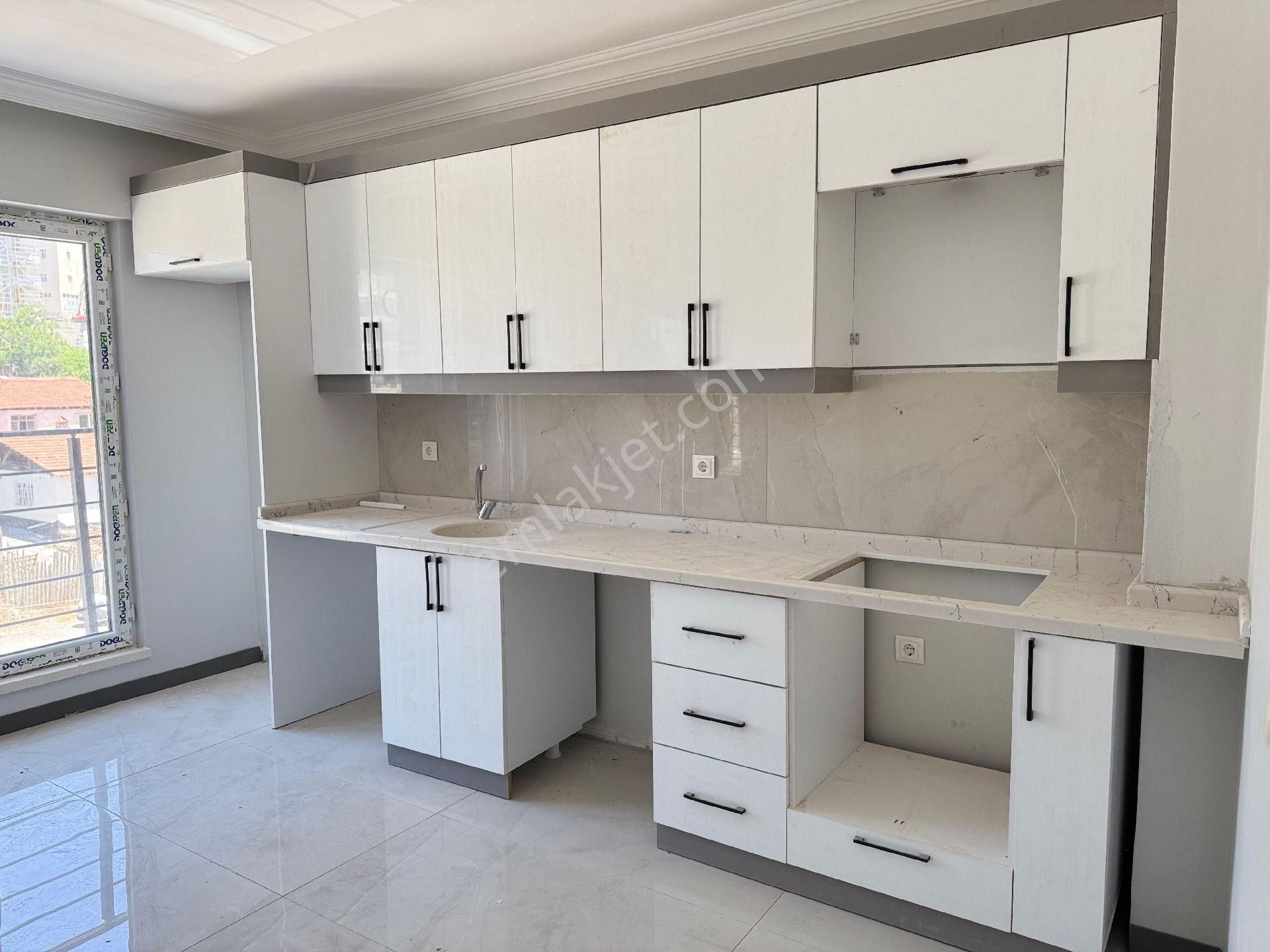 Feriduncelik Mah.de Cd Üzerinde 2.kat 3+1 120m2 Ç.banyo C.balkon Duşakabin Teras Balkonlu