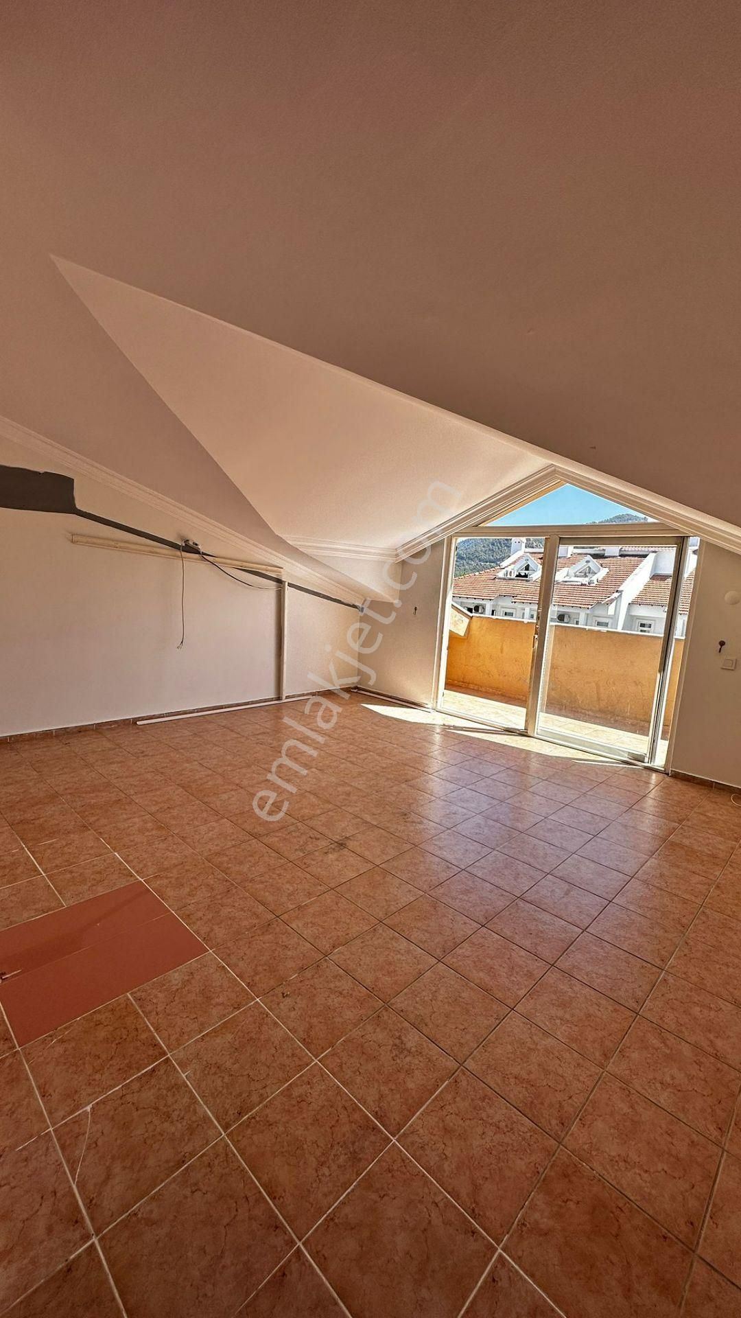 Marmaris Kemeraltı Mahallesi’nde Boş 2+1 Çatı Katı Daire - Uzun Dönem Kiralık