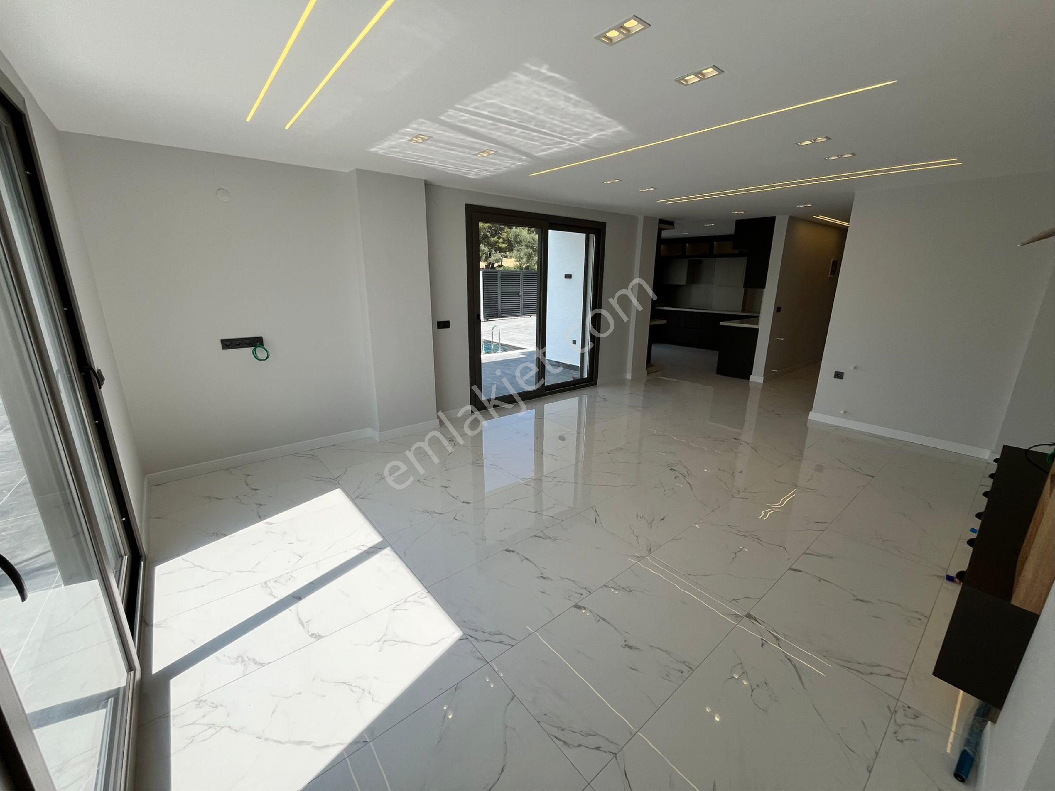 Denize Yakın Havuzlu Lüks Villa - Görsel 16