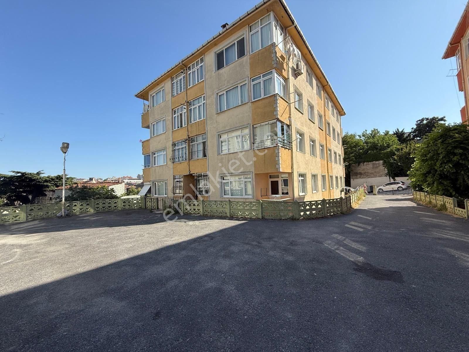 Eyüp Düğmeciler Mahallesinde Ulaşan Bloklarında Satılık 2+1 Daire