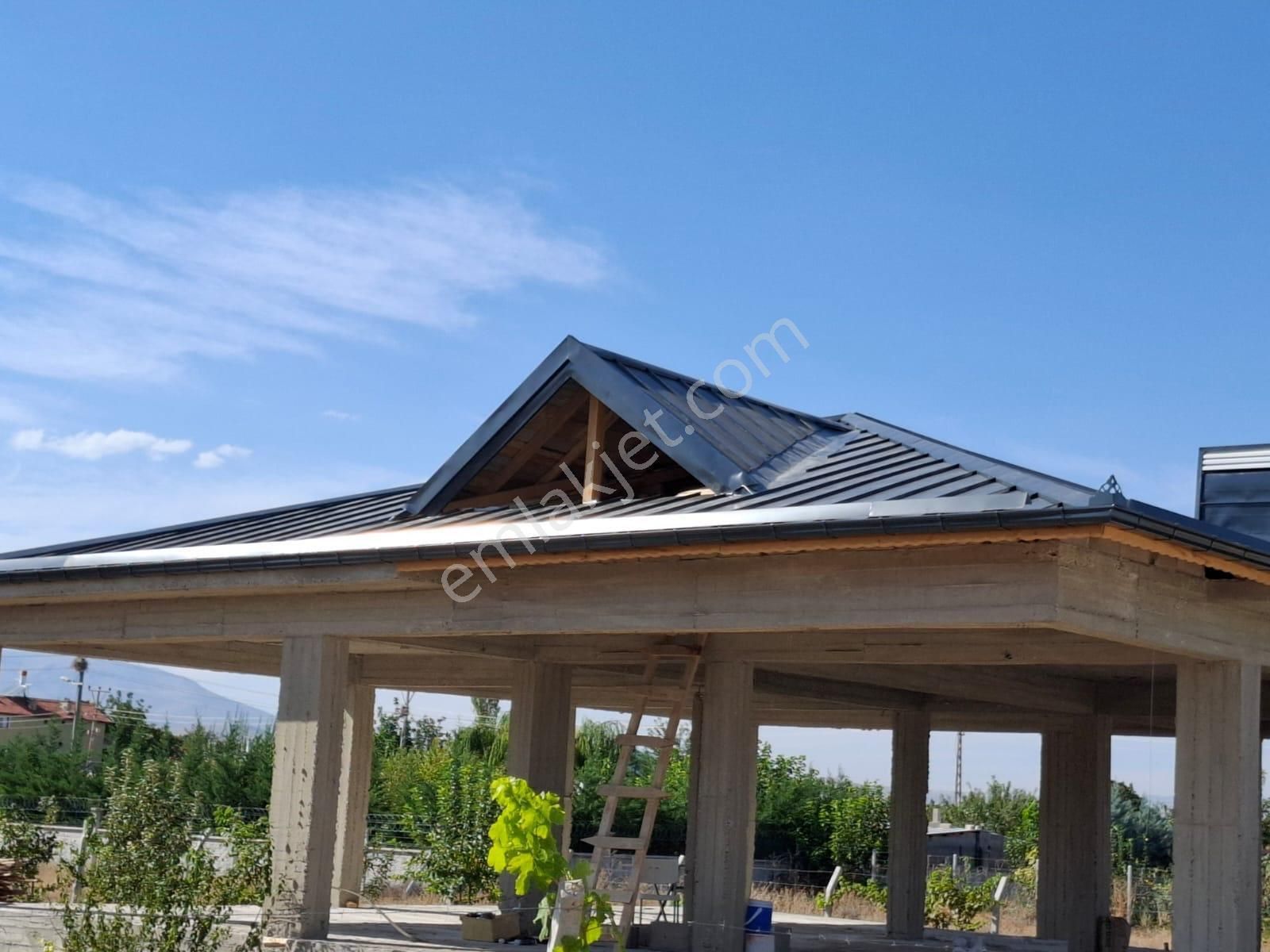 Yenibahçede Villa İnşaatı İçinde Olan Meyve Bahçesi