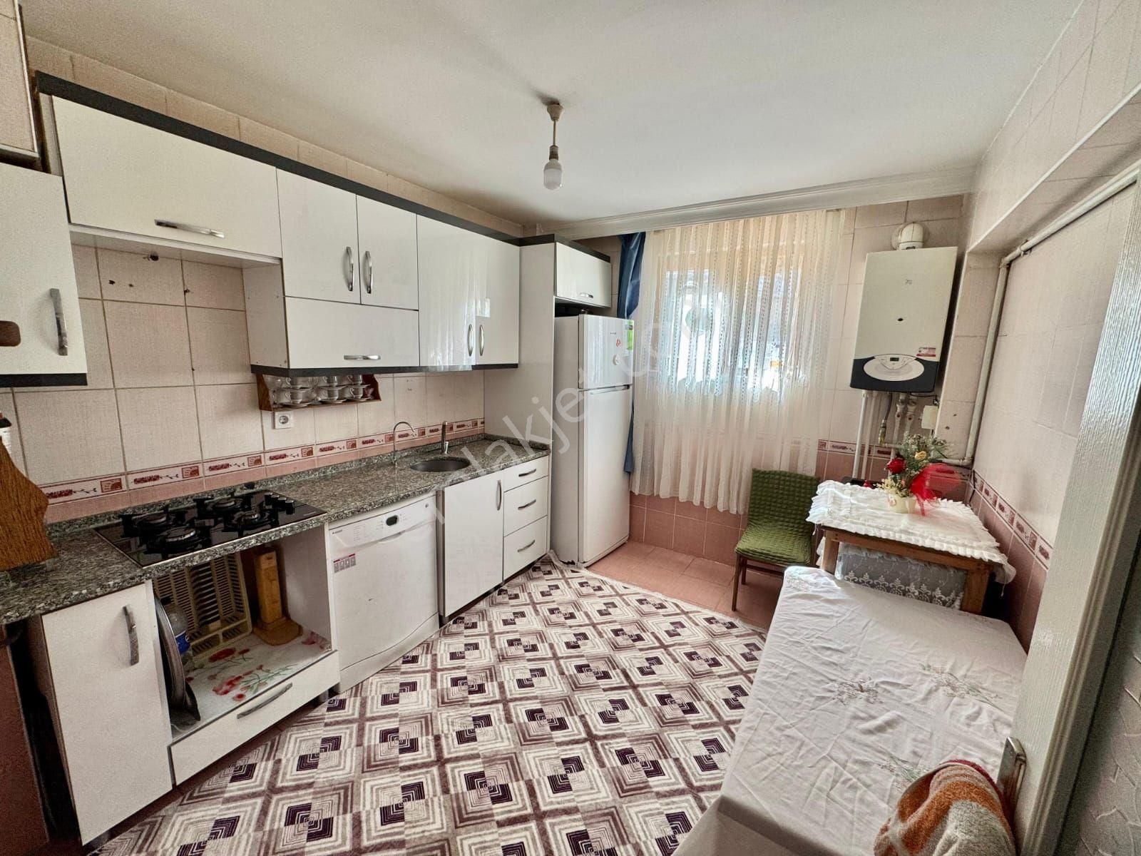 Başak Mah.muhtarlik Arkasi 4+1 140 Metre Kot Bir Altını Daire Var Kat Konumunda