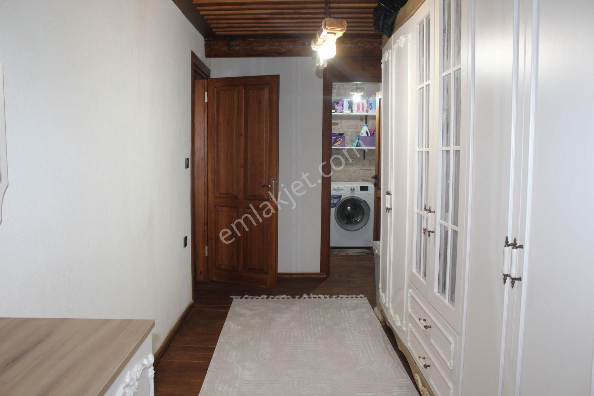 Ayvada'dan Ayvalık Merkez'de Avlulu 2 Katlı 2+1 Taş Rum Evi - Görsel 19