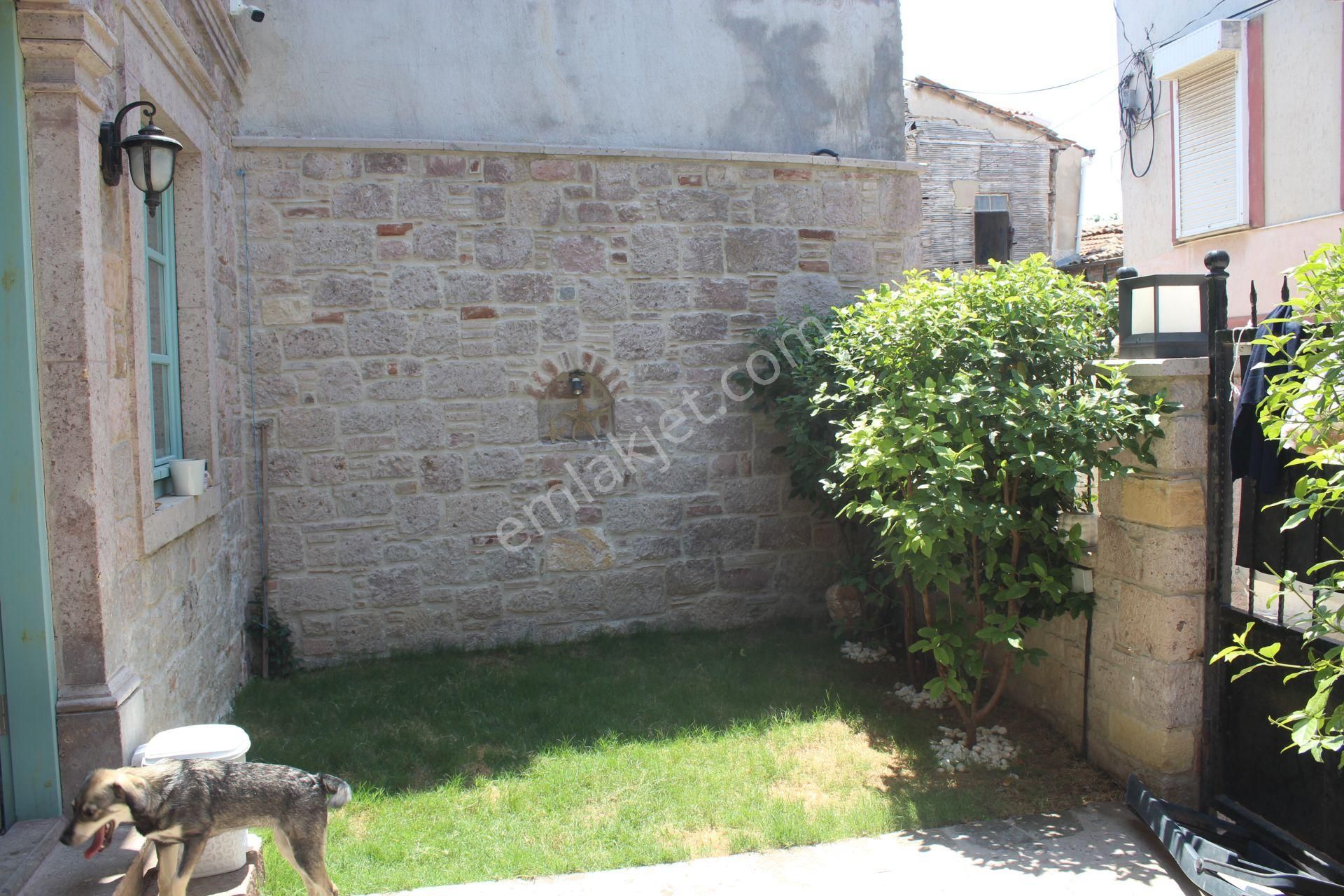 Ayvada'dan Ayvalık Merkez'de Avlulu 2 Katlı 2+1 Taş Rum Evi - Görsel 3