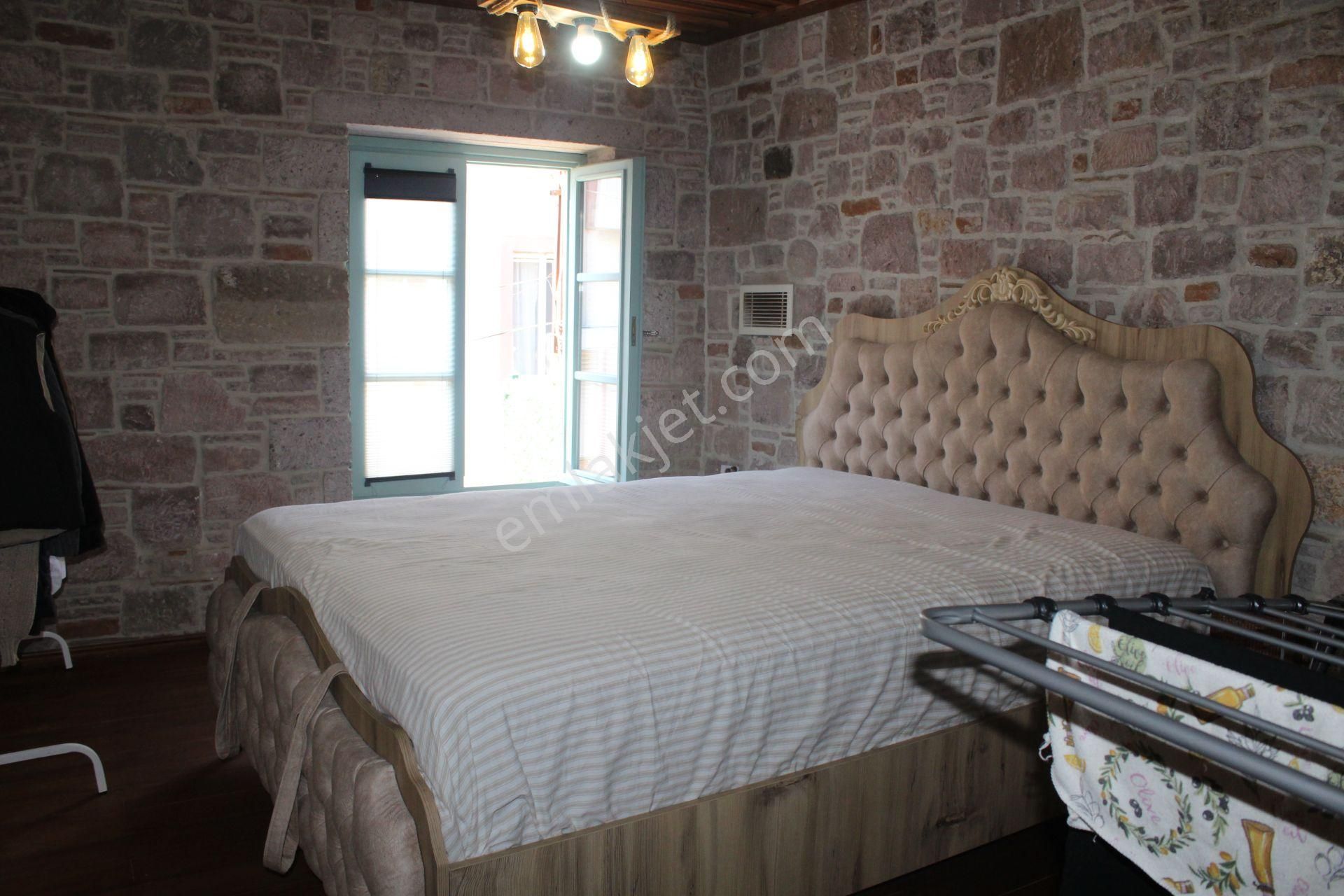 Ayvada'dan Ayvalık Merkez'de Avlulu 2 Katlı 2+1 Taş Rum Evi - Görsel 23