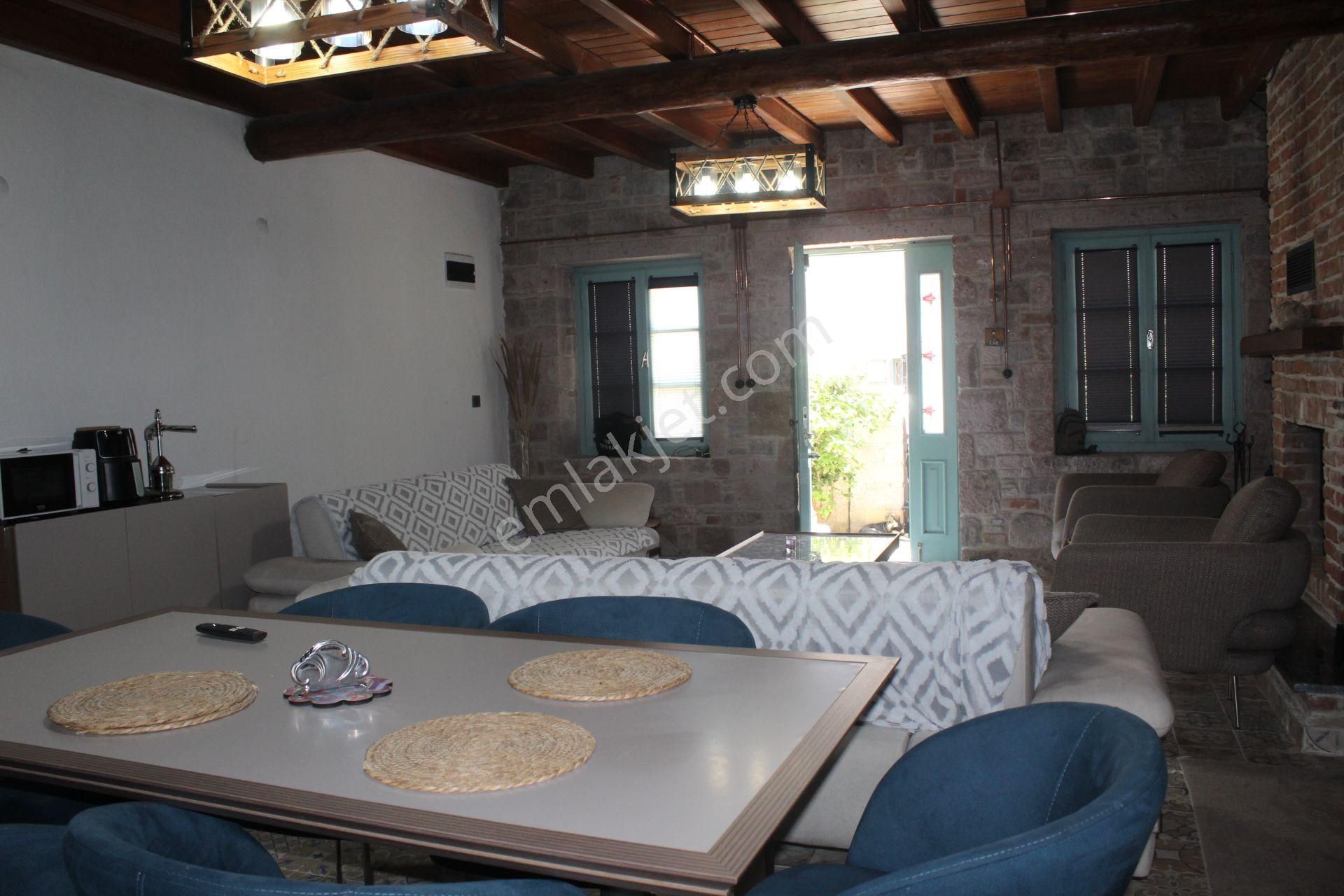 Ayvada'dan Ayvalık Merkez'de Avlulu 2 Katlı 2+1 Taş Rum Evi - Görsel 10