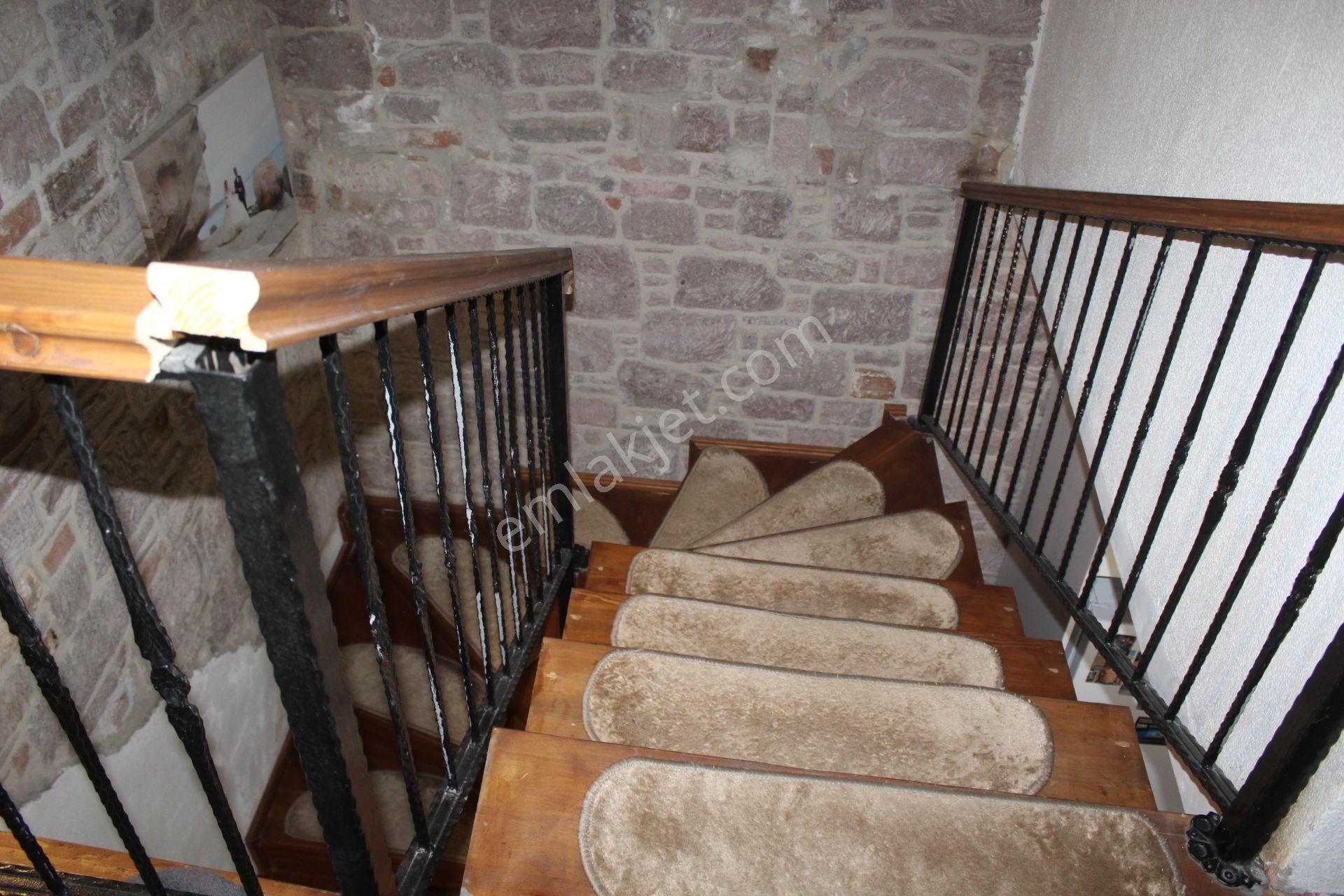 Ayvada'dan Ayvalık Merkez'de Avlulu 2 Katlı 2+1 Taş Rum Evi - Görsel 15