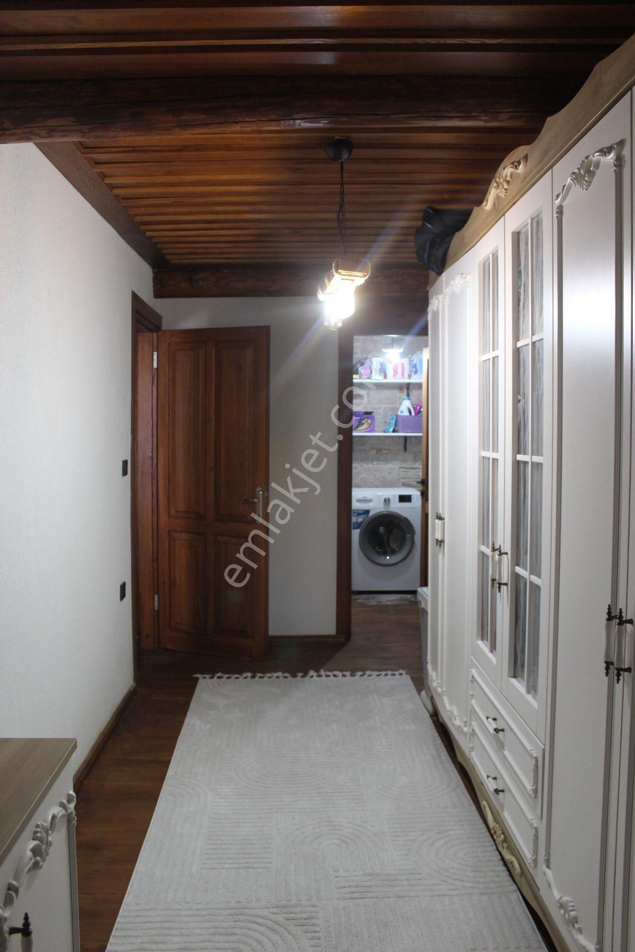 Ayvada'dan Ayvalık Merkez'de Avlulu 2 Katlı 2+1 Taş Rum Evi - Görsel 17