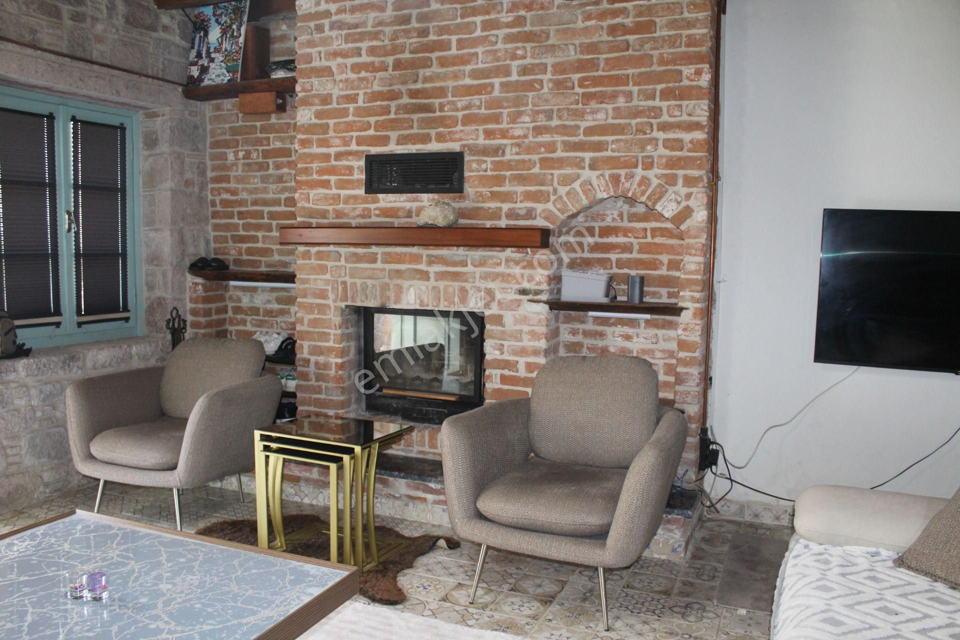 Ayvada'dan Ayvalık Merkez'de Avlulu 2 Katlı 2+1 Taş Rum Evi - Görsel 8