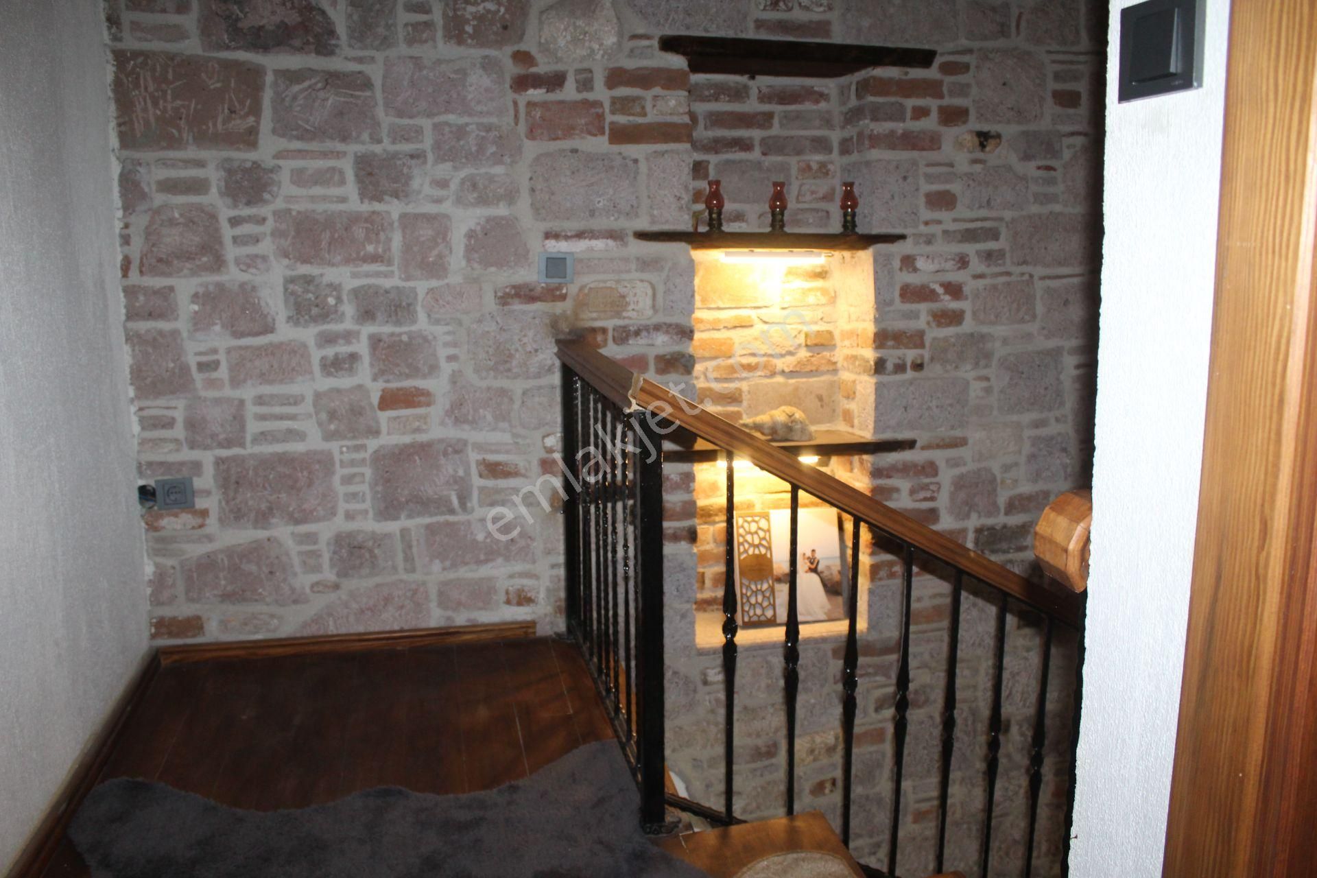 Ayvada'dan Ayvalık Merkez'de Avlulu 2 Katlı 2+1 Taş Rum Evi - Görsel 16