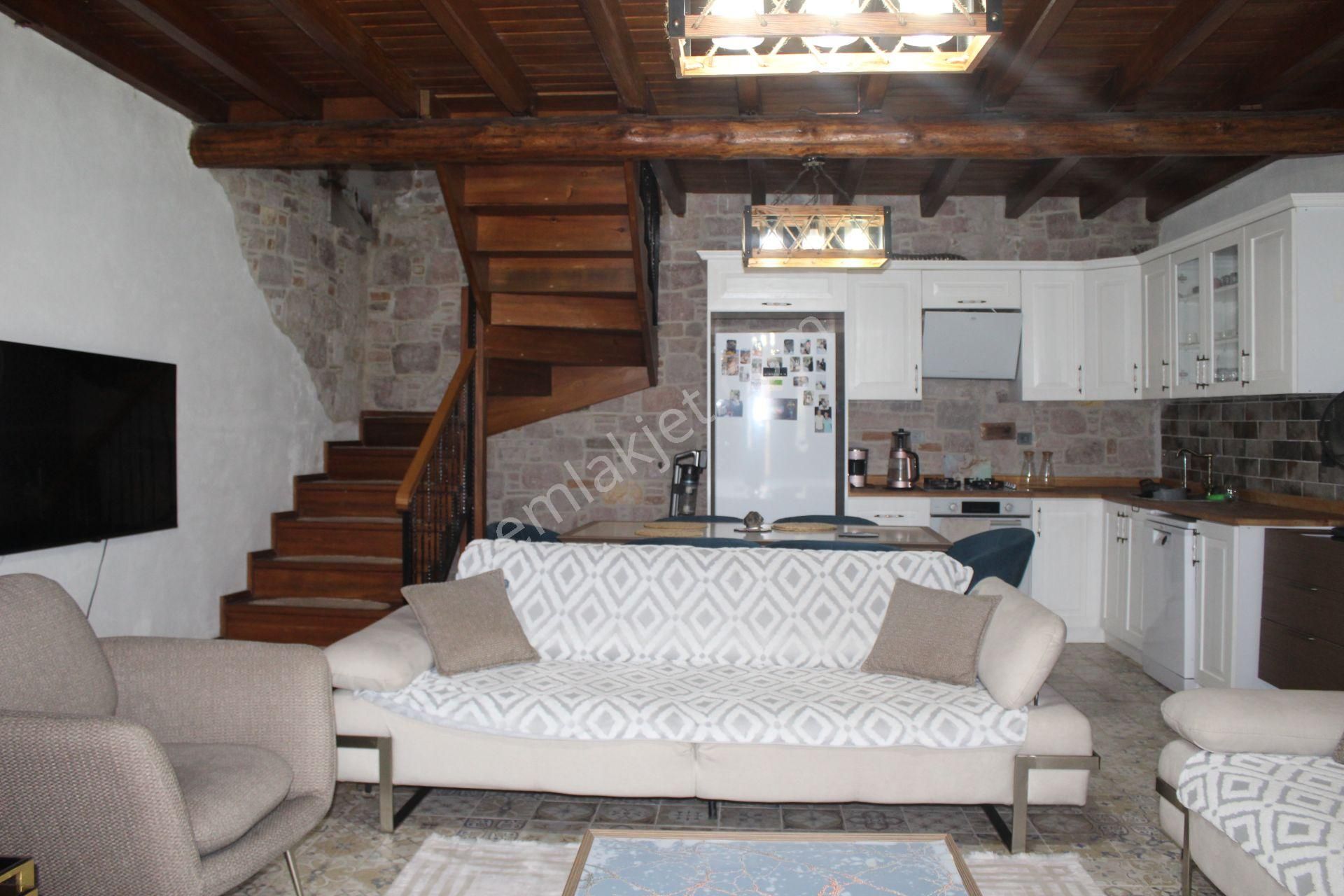 Ayvada'dan Ayvalık Merkez'de Avlulu 2 Katlı 2+1 Taş Rum Evi - Görsel 5