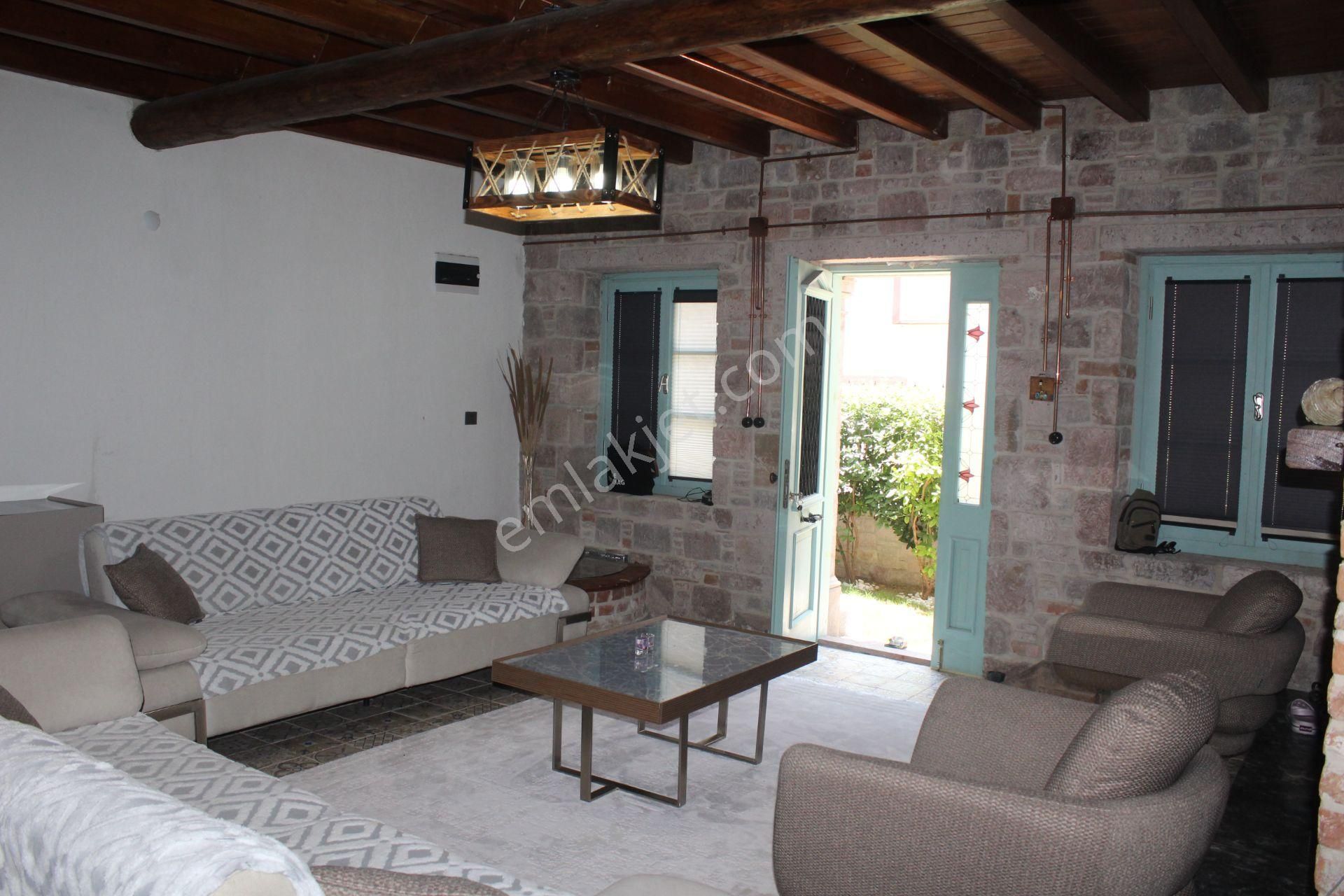 Ayvada'dan Ayvalık Merkez'de Avlulu 2 Katlı 2+1 Taş Rum Evi - Görsel 4