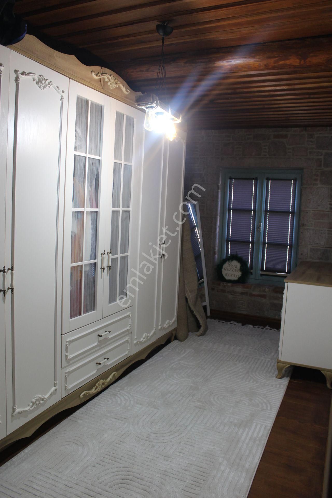 Ayvada'dan Ayvalık Merkez'de Avlulu 2 Katlı 2+1 Taş Rum Evi - Görsel 20