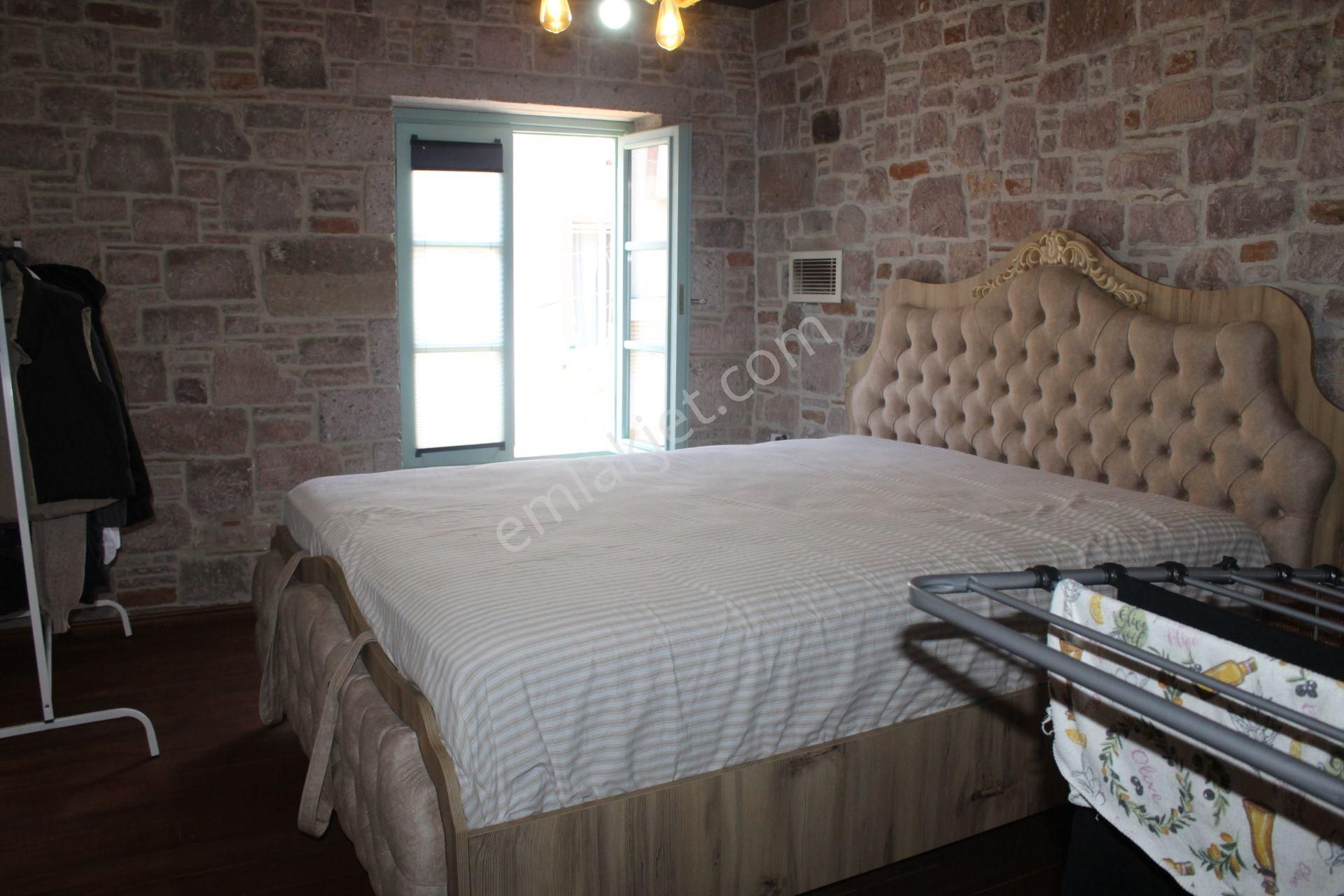 Ayvada'dan Ayvalık Merkez'de Avlulu 2 Katlı 2+1 Taş Rum Evi - Görsel 27