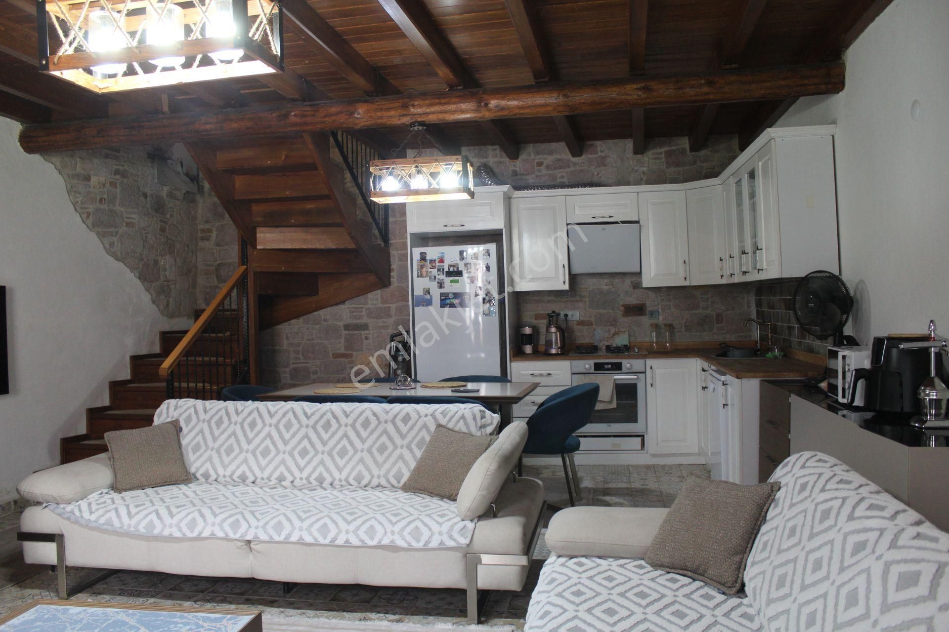 Ayvada'dan Ayvalık Merkez'de Avlulu 2 Katlı 2+1 Taş Rum Evi - Görsel 6